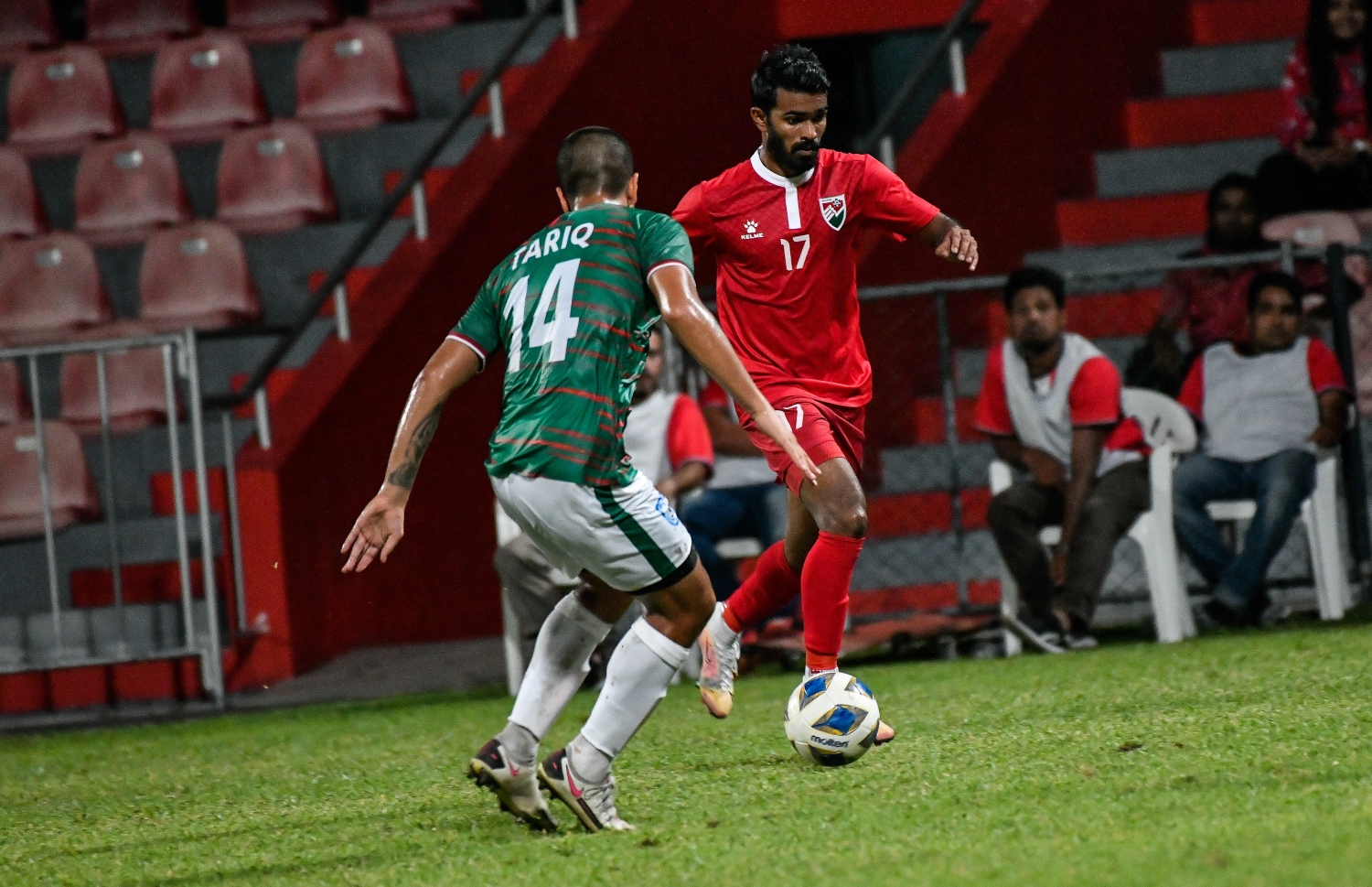 ރާއްޖޭގެ ދެވަނަ ލަނޑު ޖަހައިދިން އިބްރާހިމް މަހްދީ ހުސައިން ބަންގްލަދޭޝް ކުޅުންތެރިޔާ ކައިރިން ބޯޅަ ހިފައިގެން ދެވޭތޯ މަސައްކަތްކުރަނީ-- ފޮޓޯ: ފަޔާޒު މޫސާ / މިހާރު