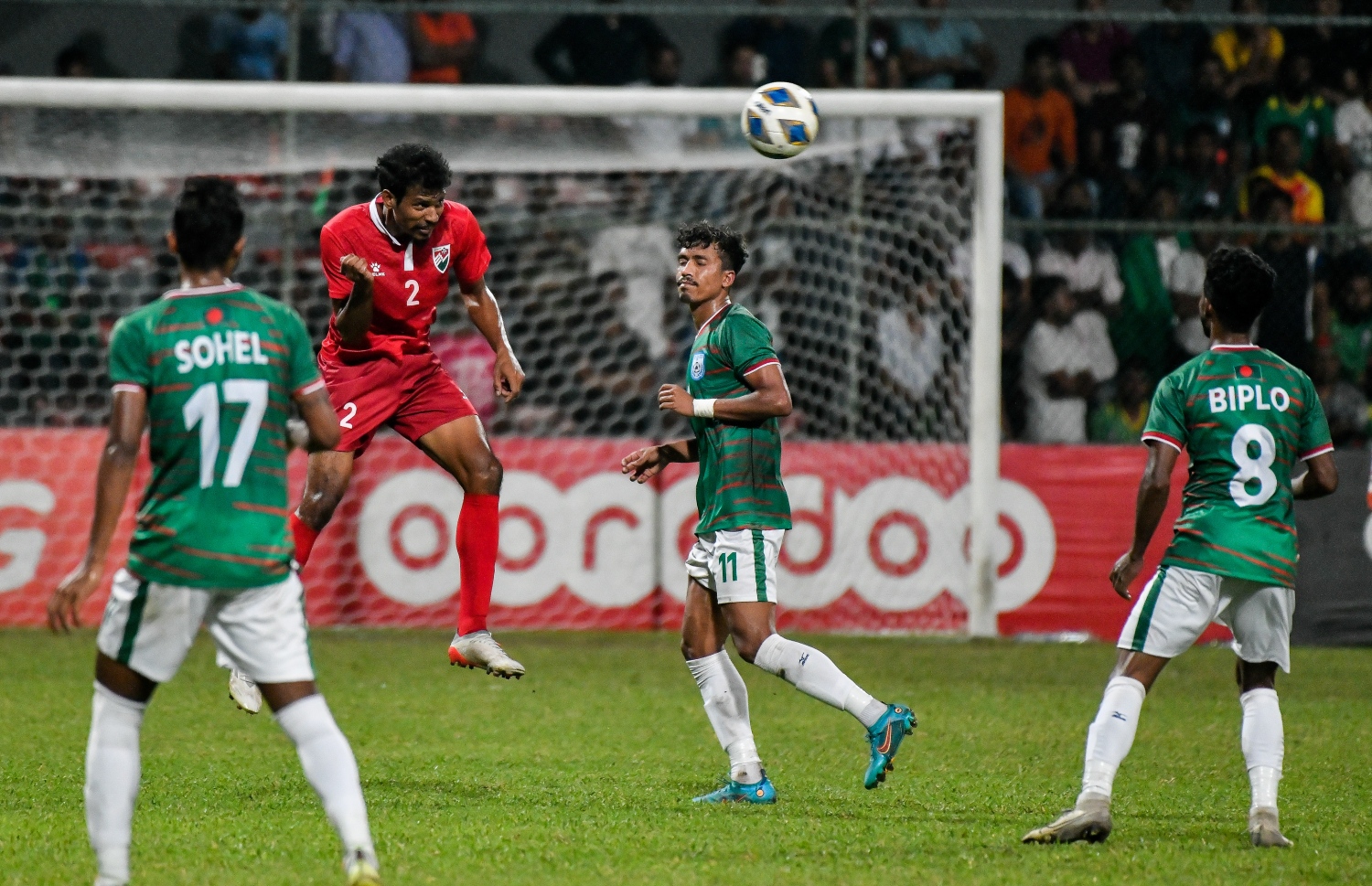ބަންގްލަދޭޝް ޓީމުން ފޮނުވާލި ބޯޅައެއް ރާއްޖޭ ކުޅުންތެރިޔާ ބޮލުންޖަހާ ކުރިއަށް ފޮނުވާލަނީ -- ފޮޓޯ: ފަޔާޒު މޫސާ / މިހާރު
