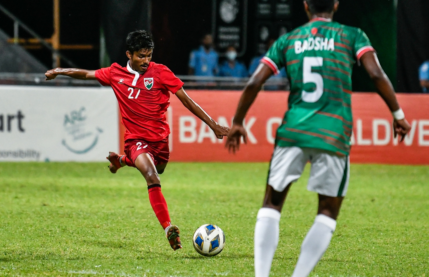 ދެ ވަނަ ހާފްގައި ކުޅެން ނިކުމެ މޮޅު ކުޅުމެއް ކުޅުނު އަބްދުﷲ ޔާމީން (ޔާން) ބަންގްލަދޭޝްގެ ގޯލަށް ހަމަލާއެއް ފޮނުވާލަނީ -- ފޮޓޯ: ފަޔާޒު މޫސާ / މިހާރު