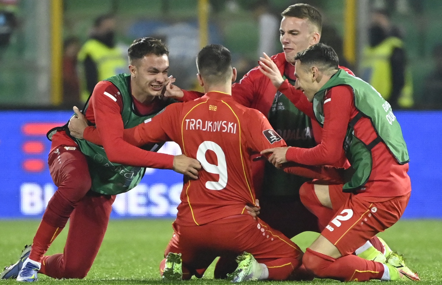 ނޯތު މެސެޑޯނިއާ މޮޅުކޮށްދިން ލަނޑު ޖެހި އެކްސަންޑާ (މ) މެޗަށް ފަހު ކުޅުންތެރިންނާ އެކު އުފާފާޅު ކުރަނީ. --ފޮޓޯ:އޭއެފްޕީ