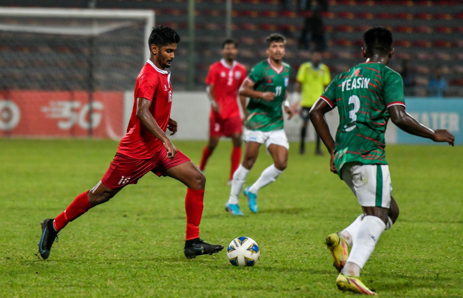 ބަންގްލަދޭޝް ކުޅުންތެރިން ކައިރިން ބޯޅަ ހިފައިގެންދާން ހަންނަ މަސައްކަތް ކުރަނީ: މިއީ އޭނާ ގައުމީ ޓީމަށް ޖަހައިދިން ފުރަތަމަ ލަނޑު --- ފޮޓޯ: ފަޔާޒު މޫސާ | މިހާރު