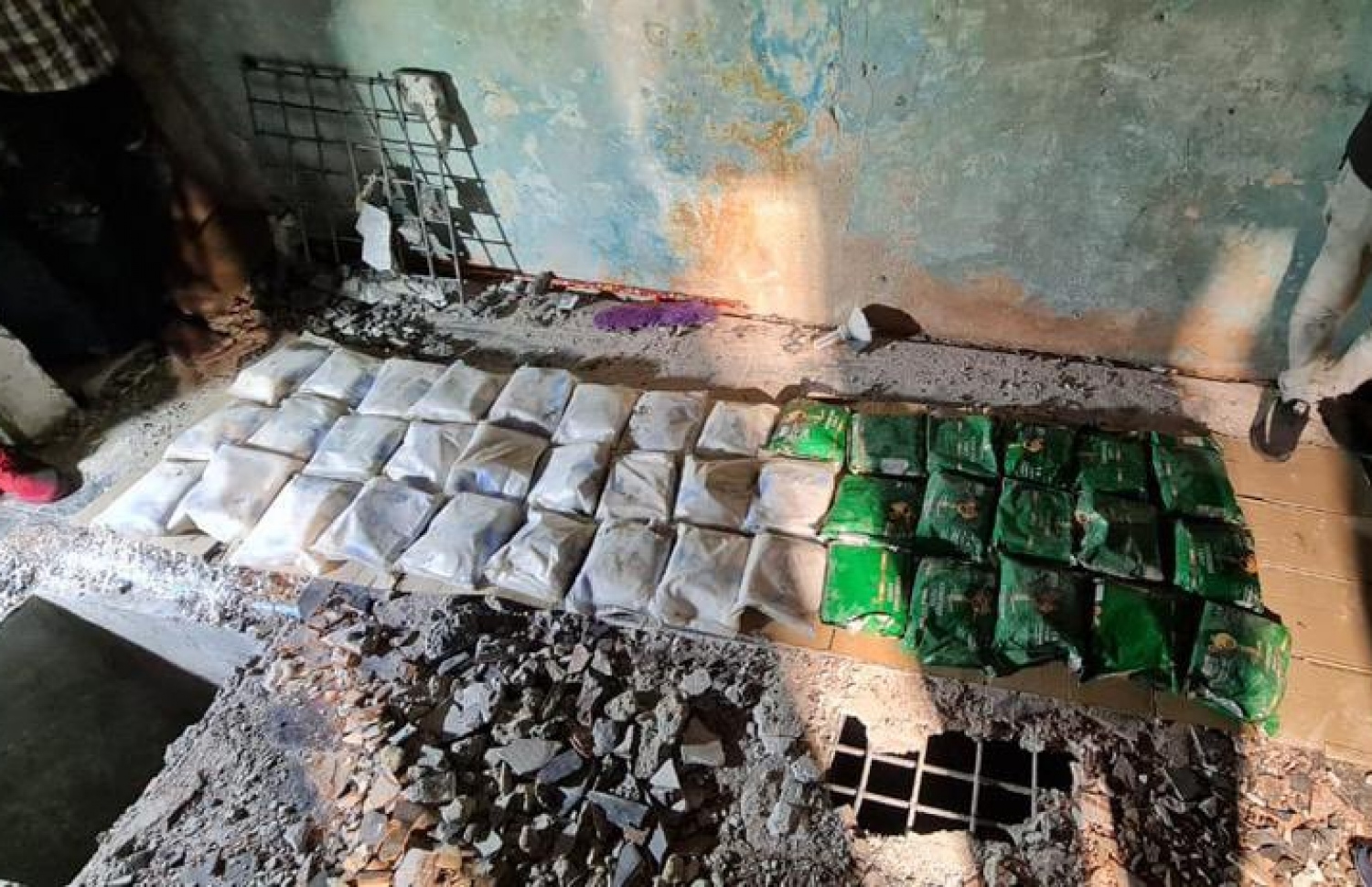 މާލޭގެ ގެއެއްގެ ތެރެއިން ފެނުނު 42 ކިލޯގެ ޑްރަގްސް.