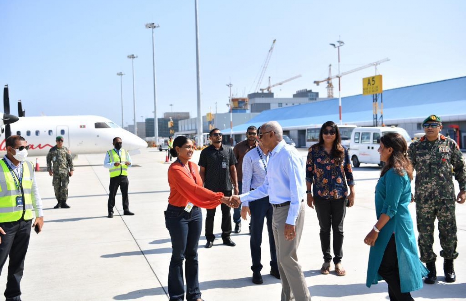 ރައީސް އިބްރާހިމް މުހައްމަދު ސޯލިހުގެ ދެކަނބަލުން އައްޑު އާއި ފުވައްމުލަކަށް ކުރައްވާ ދަތުރުފުޅަށް ފުރާވަޑައިގަތުމަށް ވެނާލާ އިންޓަނޭޝަނަލް އެއާޕޯޓަށް ވަޑައިގެންނެވިއިރު، މޯލްޑިވިއަންގެ ޑީއެމްޑީ އައިޝަތު ޖެނިފާއާ ސަލާންކުރައްވަނީ.-- ފޮޓޯ: ރައީސް އޮފީސް