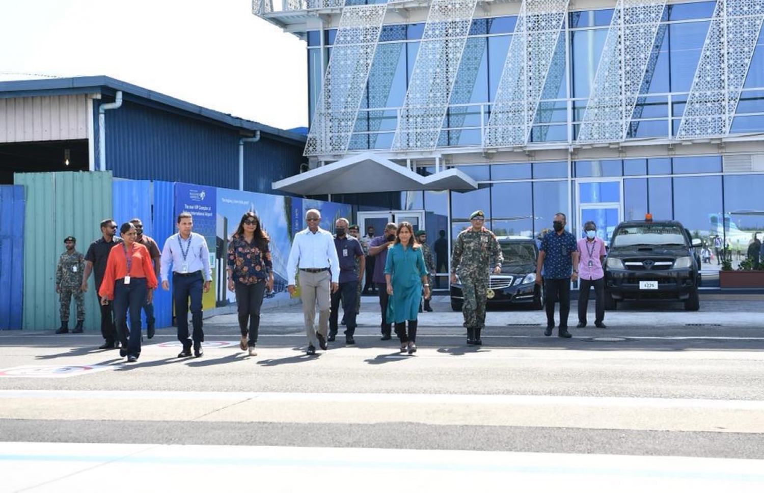 ރައީސް އިބްރާހިމް މުހައްމަދު ސޯލިހުގެ ދެކަނބަލުން އައްޑު އާއި ފުވައްމުލަކަށް ކުރައްވާ ދަތުރުފުޅަށް ފުރާވަޑައިގަތުމަށް ވެނާލާ އިންޓަނޭޝަނަލް އެއާޕޯޓަށް ވަޑައިގެންނެވިއިރު، އަރިހުގައި ސަރުކާރުގެ ބައެއް އިސްވެރިން.-- ފޮޓޯ: ރައީސް އޮފީސް