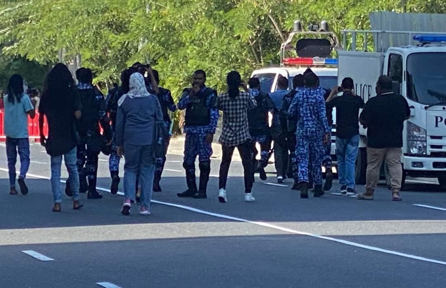 "އިންޑިއާ އައުޓް" މުޒާހަރާ ނުފެށެނީސް ފުލުހުން މާލެ ސިޓީ ކައުންސިލްގެ ޑެޕިއުޓީ މޭޔަރު ނަރީޝް ހައްޔަރުކޮށްގެން ގެންދަނީ.-- ފޮޓޯ: ޕީޕީއެމް