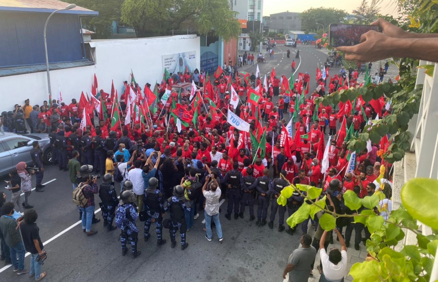 އިދިކޮޅު ޕީޕީއެމް/ޕީއެންސީން މިއަދު ހަވީރު ބޭއްވި އެއްވުން ކޮންޓްރޯލްކުރަން ފުލުހުން ހަރަކާތްތެރިވަނީ.-- ފޮޓޯ: ފަޔާޒު މޫސާ/ މިހާރު