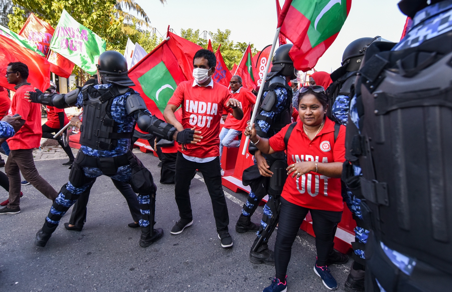 ކާނިވާ ސަރަހައްދުގައި ތިބުމަށްފަހު މުޒާހަރާގެ ބައިވެރިން ބޮޑުތަކުރުފާނުމަގުގައި ތިބި ފުލުހުންގެ ސަފުތައް ފަޅާލުމަށްފަހު ކުރިއަށް ދާން މަސައްކަތް ކުރަނީ-- ފޮޓޯ: ފަޔާޒު މޫސާ / މިހާރު