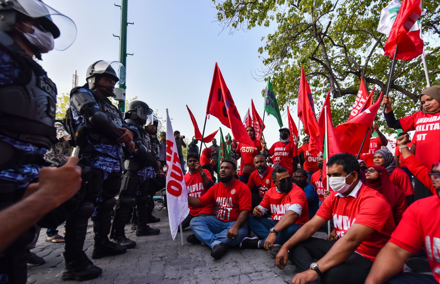 "އިންޑިއާ އައުޓް" މުޒާހަރާގައި އިދިކޮޅުގެ ބައެއް އިސްވެރިންނާއި ސަޕޯޓަރުން މަސްވެރިންގެ ޕާކު ކުރިމަތީގައި އިށީނދެގެން.-- ފޮޓޯ: ފަޔާޒް މޫސާ/ މިހާރު
