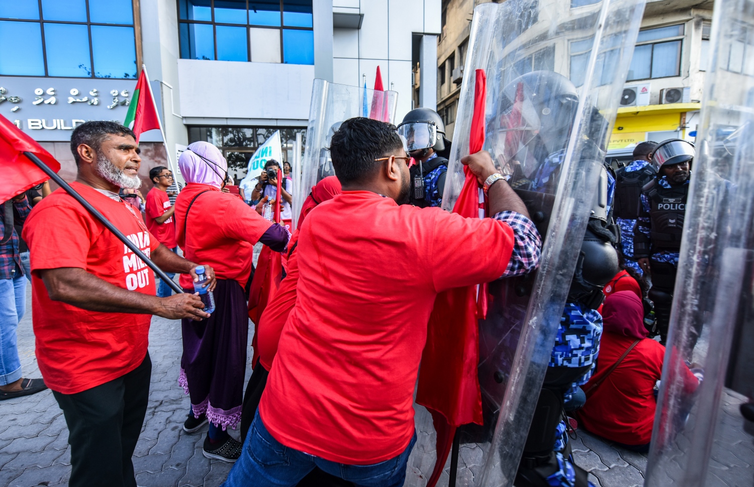 މަސްވެރިންގެ ޕާކް ސަރަހައްދުގައި މުޒާހަރާކުރި މީހުން ފުލުހުންނާ ކުރިމަތިލަނީ، ޕެޕާސްޕްރޭ ބޭނުންކޮށް ފުލުހުން ވަނީ މުޒާހަރާގެ ބައިވެރިން ފަހަތަށް ޖައްސައި، ބައެއް މީހުން އެ ސަރަހައްދުން ފުލުހުންގެ ބެލުމުގެ ދަށަށް ގެންގޮސްފައި -- ފޮޓޯ: ފަޔާޒު މޫސާ / މިހާރު