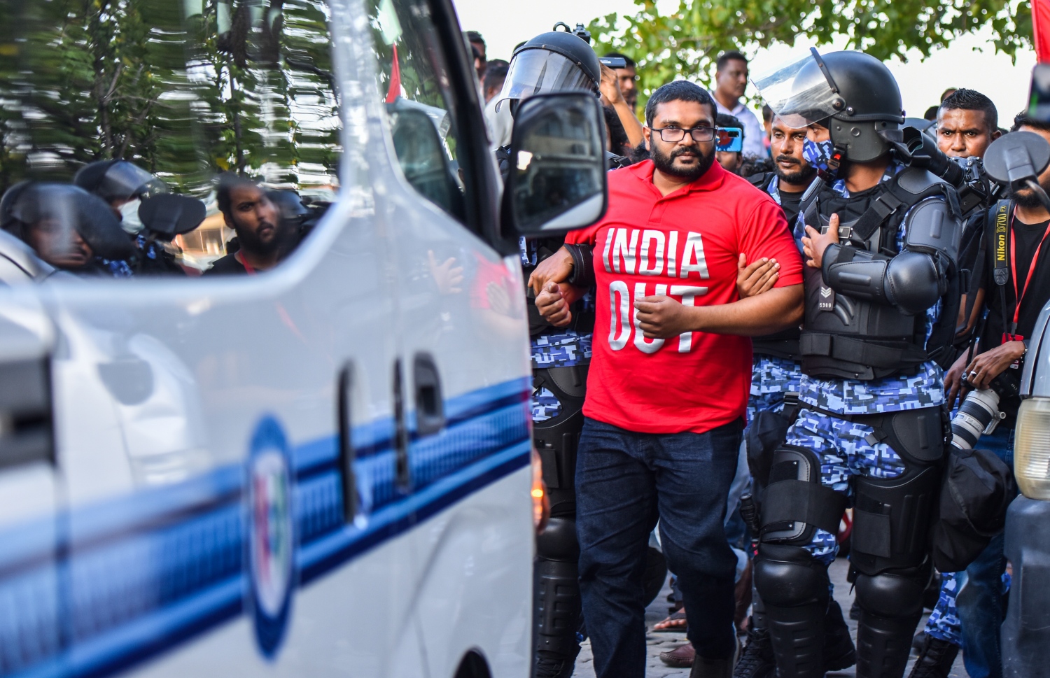 މިއަދުގެ މުޒާހަރާގެ ތެރެއިން މަސްވެރިންގެ ޕާކް ސަރަހައްދުން ޕީޕީއެމްގެ ނައިބު ރައީސް އަދި ގުރައިދޫ ދާއިރާގެ މެންބަރު ގައްސާން މައުމޫން ފުލުހުން ހައްޔަރުކުރަނީ -- ފޮޓޯ: ފަޔާޒު މޫސާ / މިހާރު