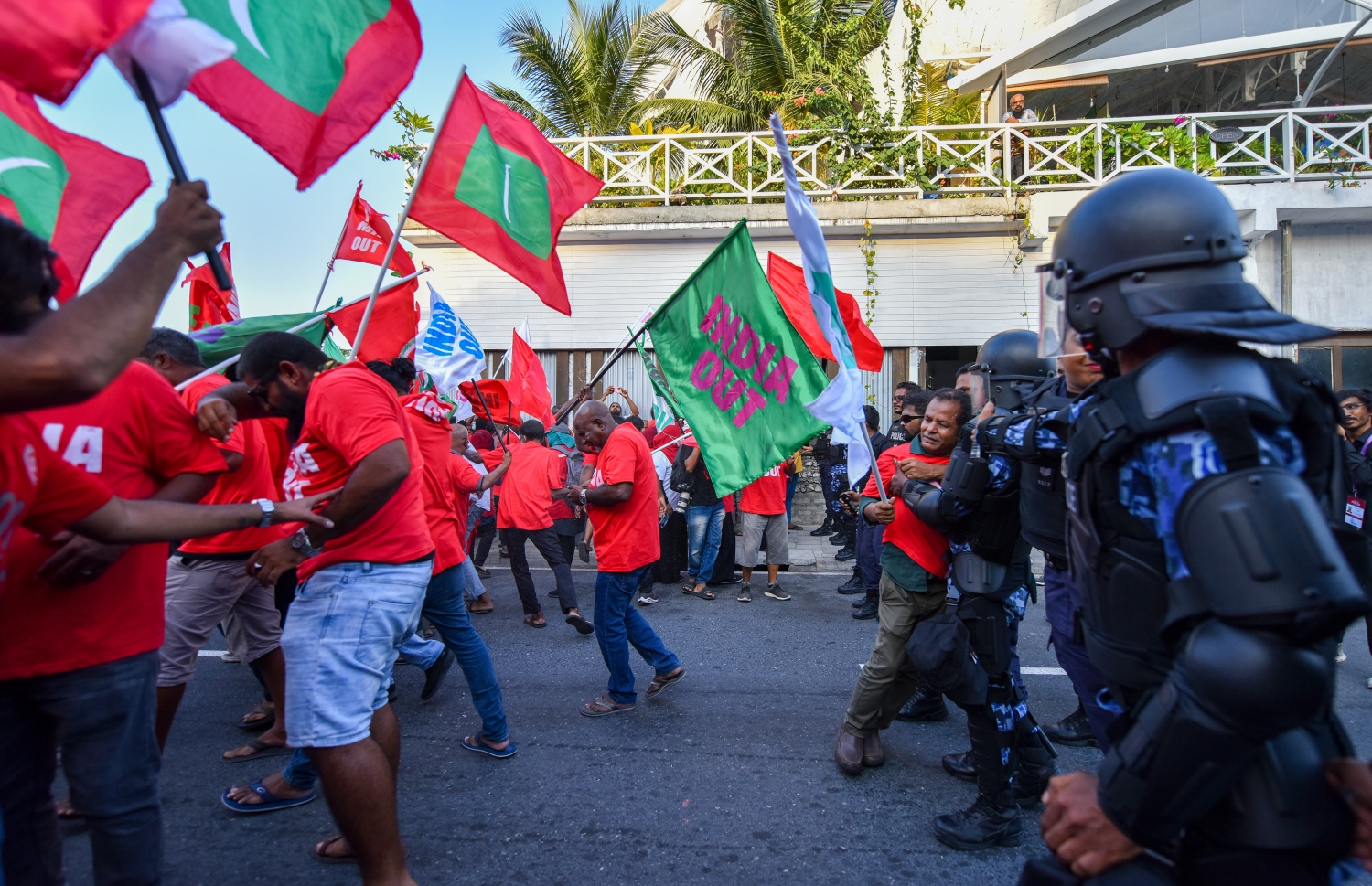 އިދިކޮޅު ޕީޕީއެމް/ޕީއެންސީން މިއަދު ހަވީރު ބޭއްވި އެއްވުން ކޮންޓްރޯލްކުރަން ފުލުހުން ހަރަކާތްތެރިވަނީ.-- ފޮޓޯ: ފަޔާޒު މޫސާ/ މިހާރު