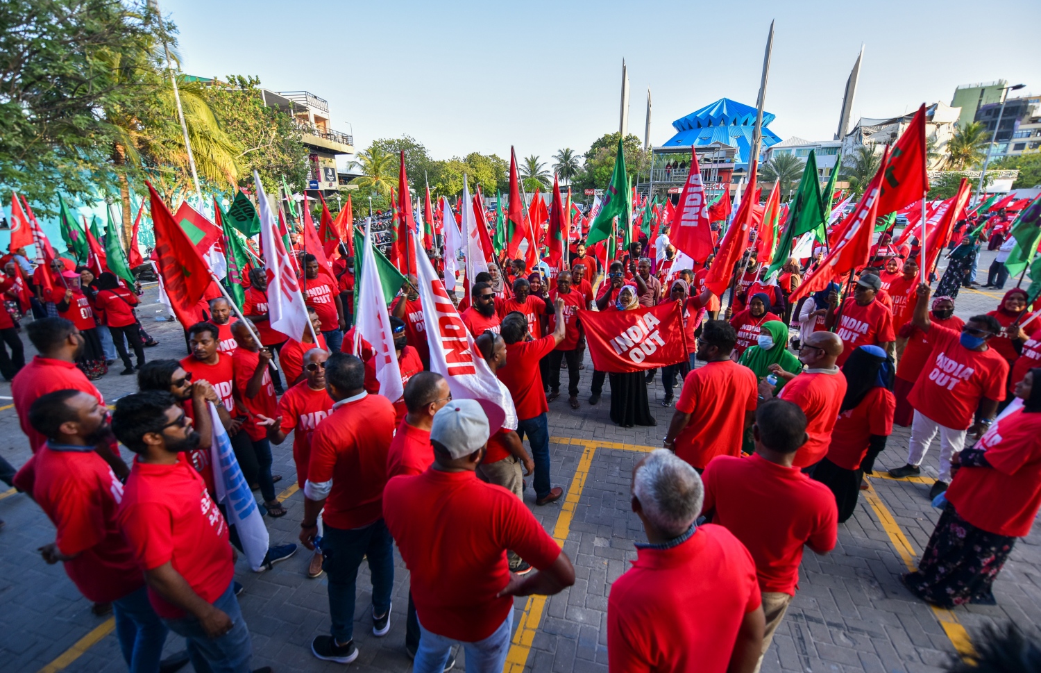 މުޒާހަރާގެ ބައިވެރިން ކާނިވާ ސަރަހައްދުގައި މުޒާހަރާކުރިއަށް ގެންދަނީ، މި ސަރަހައްދުގައި ތިބުމަށްފަހު ވަނީ މަގުމަތީގައިވެސް އެއްވުން ކުރިއަށް ގެންގޮސްފައި -- ފޮޓޯ: ފަޔާޒު މޫސާ / މިހާރު