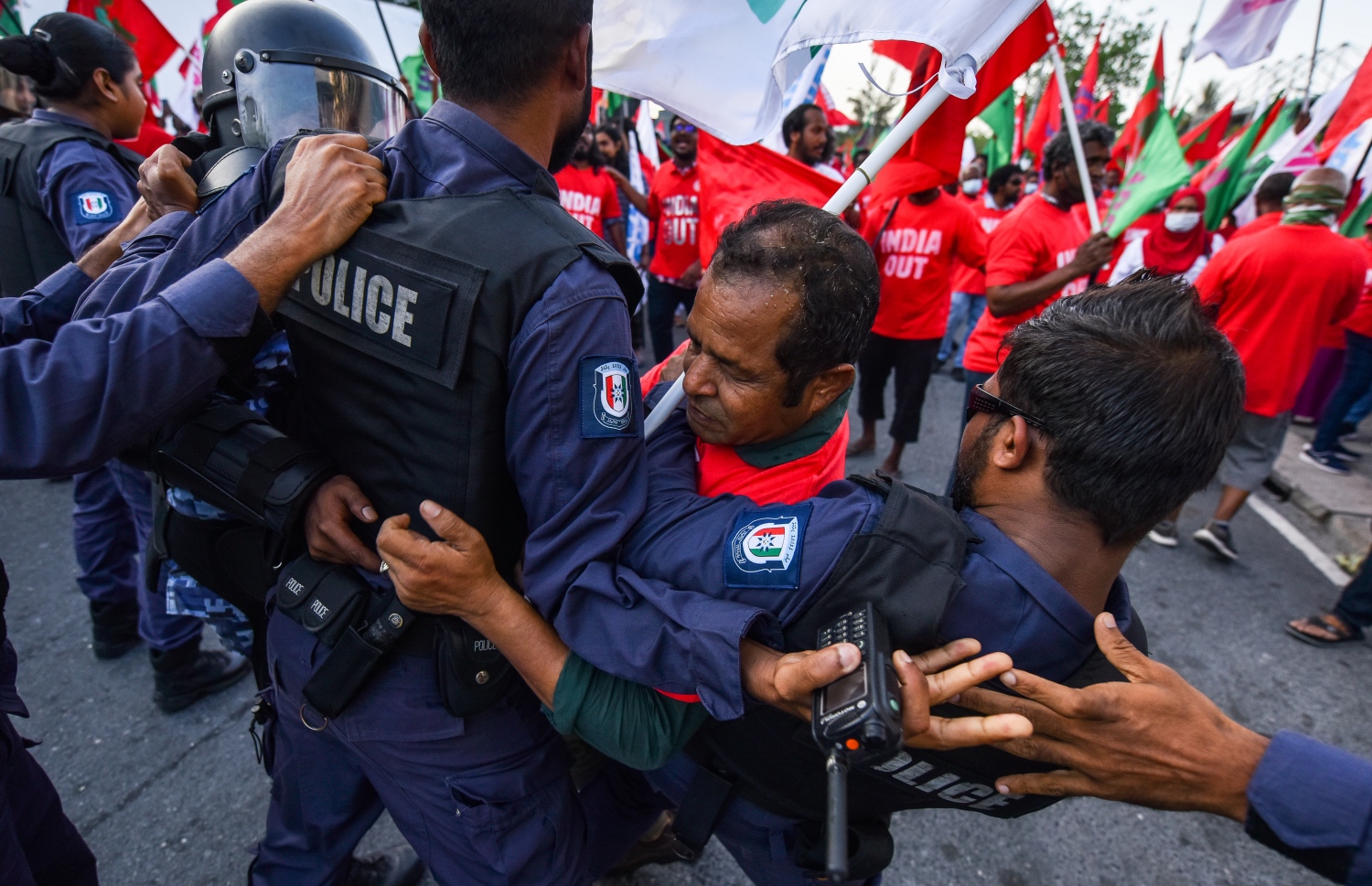 މުޒާހަރާގެ ބައިވެރިއަކު ފުލުހުންގެ ސަފުތައް ފަޅާލާފަ ކުރިއަށް ދާން މަސައްކަތްކުރަނީ، މިއަދު މުޒާހަރާއިން ފުލުހުން ވަނީ 16 މީހަކު ހައްޔަރުކޮށްފަ -- ފޮޓޯ: ފަޔާޒު މޫސާ / މިހާރު