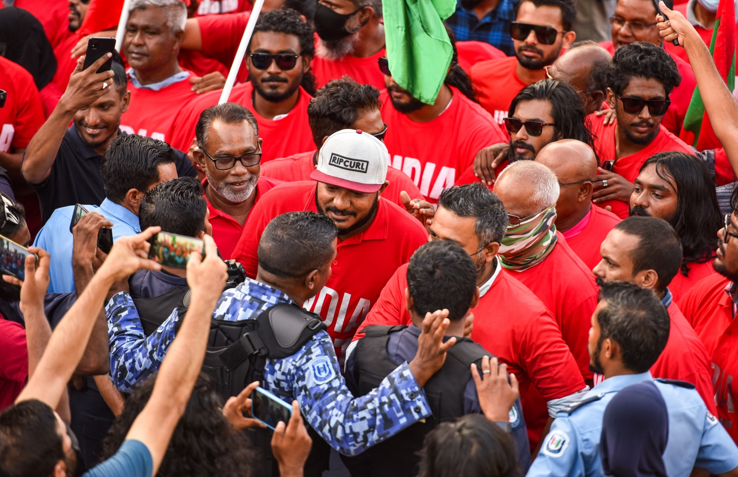 "އިންޑިއާ އައުޓް" ނަމުގައި މާލޭގައި ކުރިއަށް ގެންދިޔަ މުޒާހަރާގައި ޕީޕީއެމް/ޕީއެންސީގެ އިސް މީހުން ފުލުހުންނާ ވާހަކަ ދައްކަނީ -- ފޮޓޯ: ފަޔާޒު މޫސާ / މިހާރު