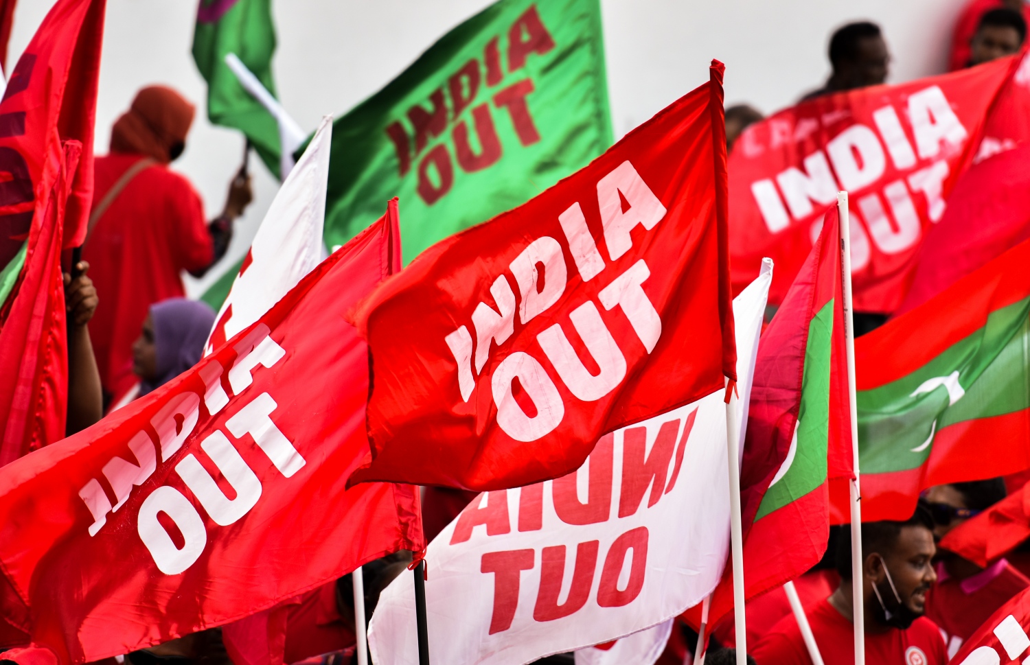 އިދިކޮޅު ފަރާތްތަކުން މިއަދު މާލޭގައި ބޭއްވި މުޒާހަރާގައި "އިންޑިއާ އައުޓް" ލިޔެފައިވާ ދިދަތައް -- ފޮޓޯ: ފަޔާޒު މޫސާ / މިހާރު