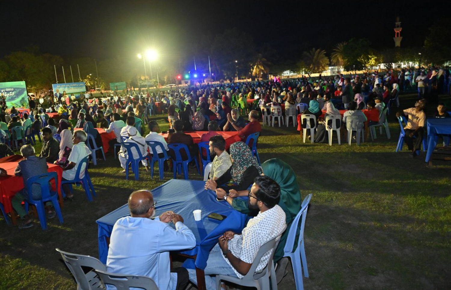 ރައީސްގެ ދެކަނބަލުން ފުވައްމުލަކު ރައްޔިތުންނަށް މިރޭ ދިން މާހެފުމުގައި ބައިވެރިވެރިވި ބައެއް މީހުން.-- ފޮޓޯ: ރައީސް އޮފީސް