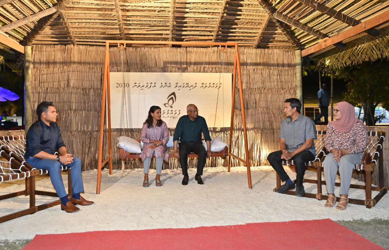 ފުވައްމުލަކު ރައްޔިތުންނަށް މިރޭ ދިން މާހެފުމުގައި ރައީސްގެ ދެކަނބަލުންނާއި ނައިބު ރައީސް ފައިސަލް ނަސީމް އަދި މޭޔަރު.-- ފޮޓޯ: ރައީސް އޮފީސް