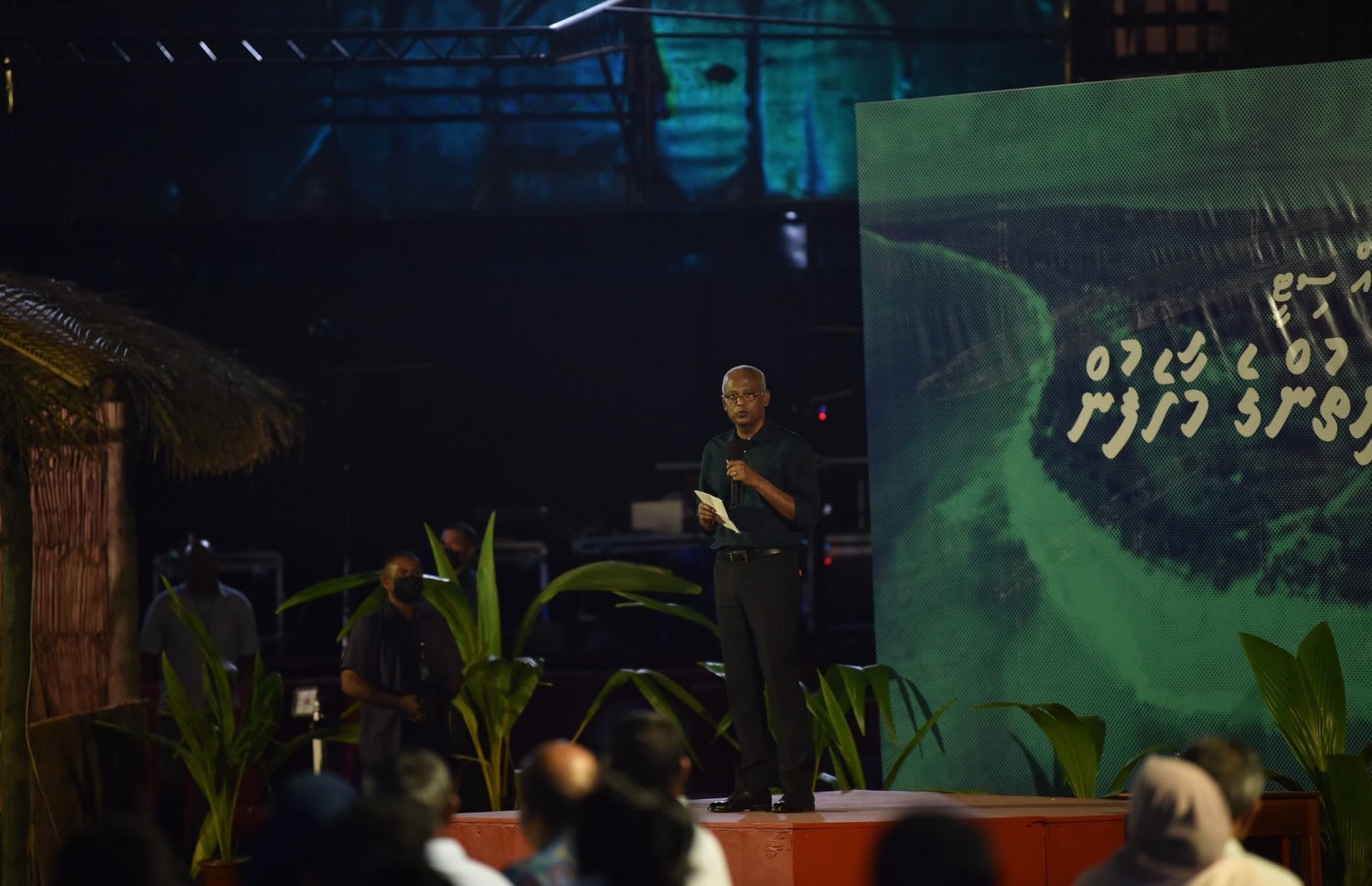 ފުވައްމުލަކު ރައްޔިތުންނަށް މިރޭ ދިން މާހެފުމުގައި ރައީސް އިބްރާހިމް މުހައްމަދު ސޯލިހު ވާހަކަދައްކަވަނީ.-- ފޮޓޯ: ރައީސް އޮފީސް