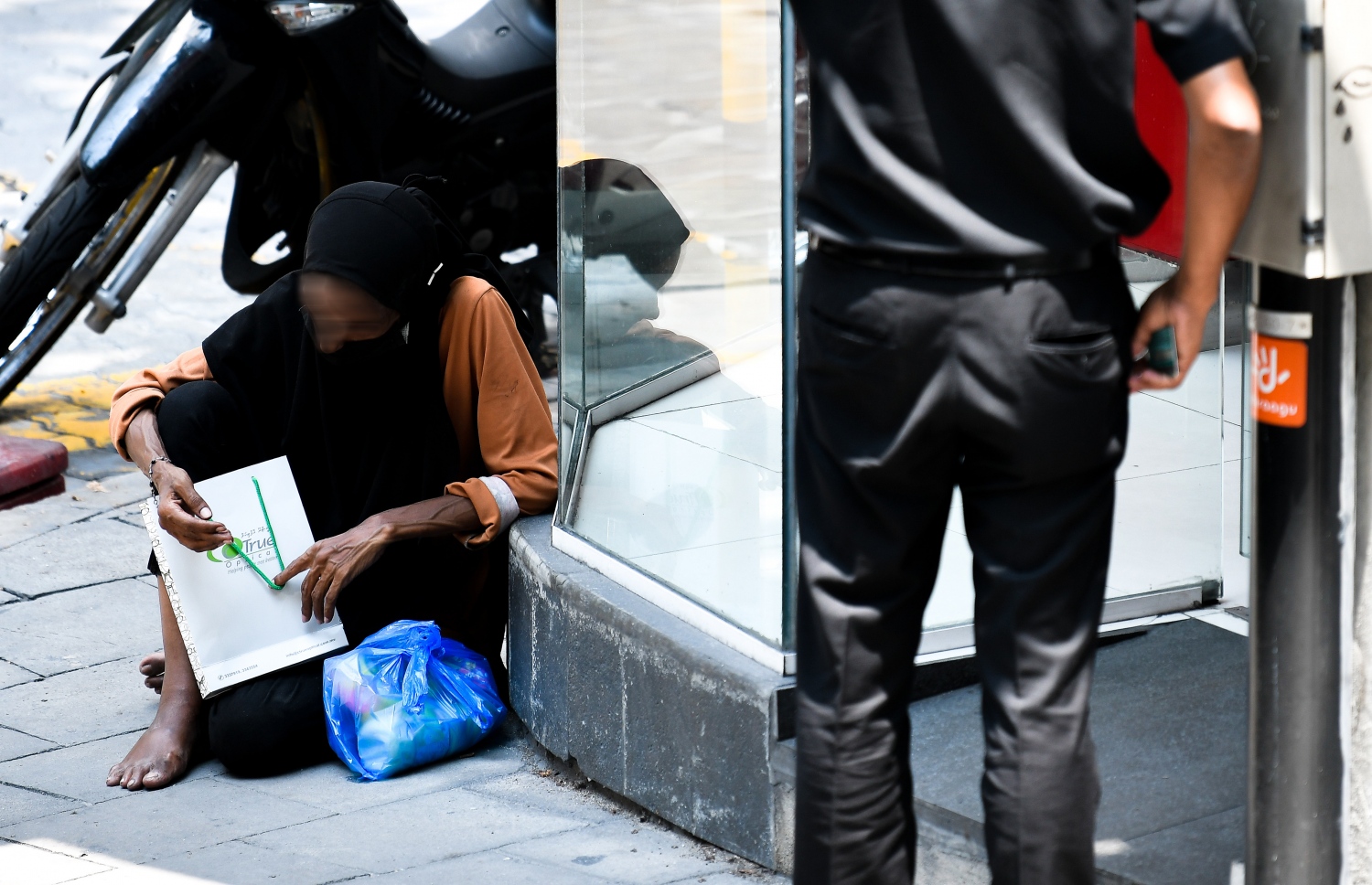 ވަރަށް ގިނަ މީހުން ގަބޫލުކުރާ ގޮތުގައި މާލޭގެ މަގުތަކުގައި ސަލާން ޖަހާ ވަރަށް ގިނަ މީހުންނަކީ "ފޭކު" މީހުންނެވެ. އެ މީހުންގެ ވަރަށް ގިނަ ތަފާތު "ސްޓޯރީތައް" ހުރެ އެވެ. މިއަދު އެއް ވާހަކައެއް ދައްކައިފިއްޔާ ޖެހިގެން އަންނަ ދުވަހު ދައްކާނީ އެހެން ވާހަކަ އެކެވެ. މިއީ ވެސް އޭގެ ތެރެއިން އެކަކެވެ. އެ ބުނާ ބޭހެއް ކުރަން ދުވަހަކު ވެސް ފައިސާ ހަމައެއް ނުވި އެވެ.