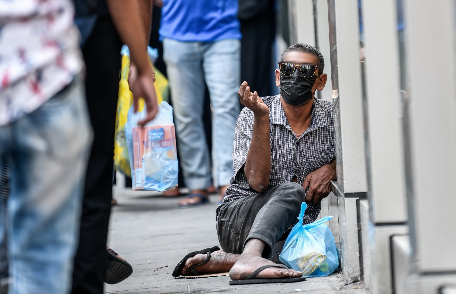 "ސައި ބޯލަން ދީބަލަ 10ރ،" މިއީ ވަރަށް ގިނައިން އިވޭ ވާހަކައެއް. މޫނު ބަލާލާއިރު، އޭނާ އަކީ ހަމަ ރަނގަޅަށް، ސިއްހަތު ސަލާމަތުން ހުރި މީހެކެވެ. ވަރަށް ގިނަ މީހުން ބުނާހެން، ދިވެހިންގެ ހިތްހެޔޮ ކަމުން އޭގެ ފައިދާ ސަލާން ޖަހާ މީހުން ވެސް ނަގަނީ އެވެ. އެކަމުން އެކަށީގެންވާ އާމްދަނީއެއް ލިބޭތީ ޖެހިގެން އަންނަ ދުވަހު ވެސް މަގުމައްޗަށް ނުކުންނަނީ އެވެ.