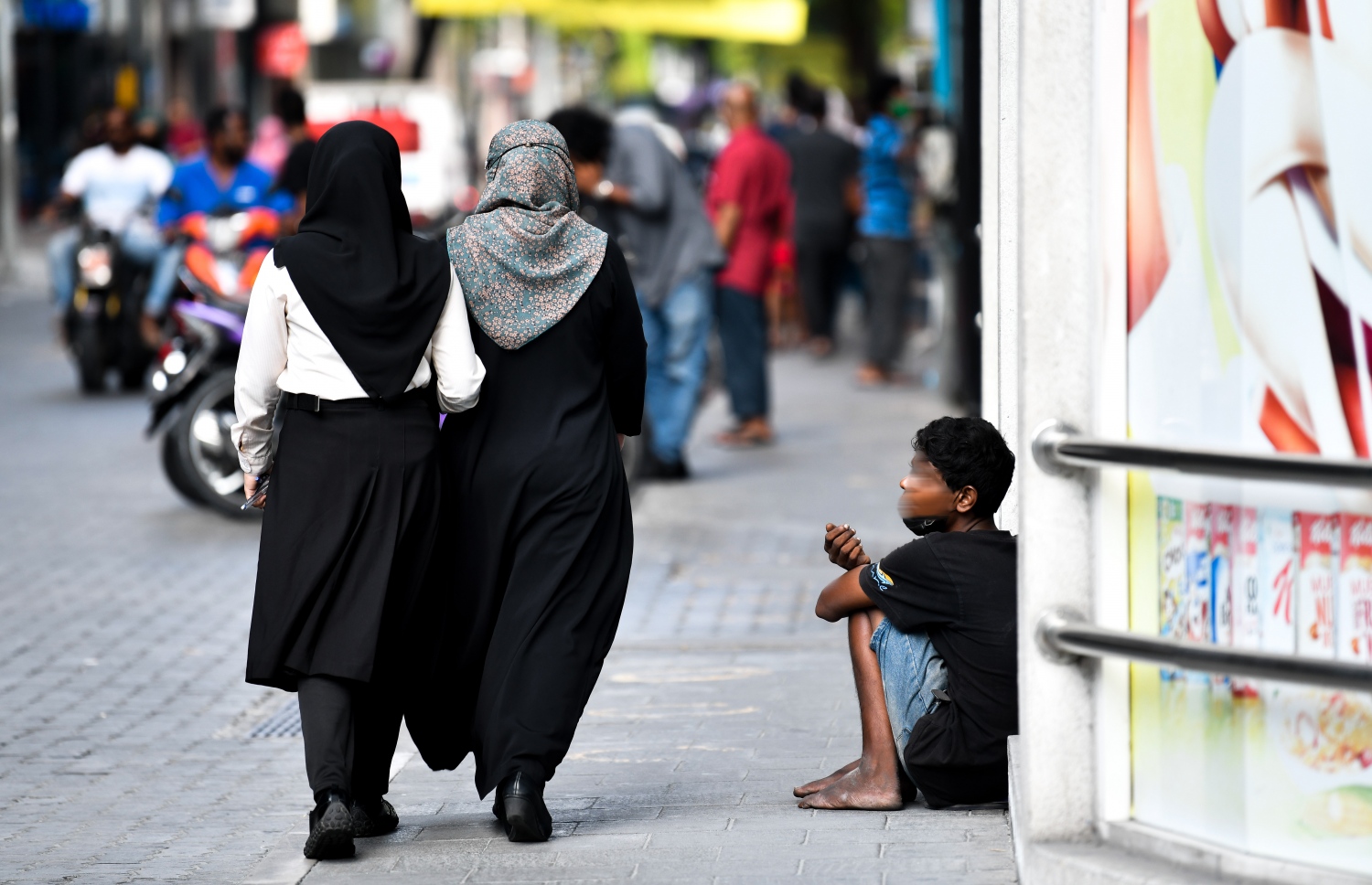 މާލެ ތެރޭގައި ސަލާން ޖަހަން އުޅޭ ބައެއް ޒުވާނުންގެ ތެރެއިން އެއް ބަޔަކީ، ދާދިފަހުން މަސްތުވާތަކެތީގެ ކެފޭތައް ބަންދުކުރުމުން އެތަންތަނަށް ވަދެވޭނެ ގޮތް ނުވެގެން މަގުމައްޗަށް ގިނަވި ބައެއް ކަމަށް ވެ އެވެ. އޭގެ ތެރެއިން ބައެއް މީހުން ކާނެ، ބޯނެ ގޮތެއް ވެސް ނެތެވެ. "ފައިސާ ނެތިއްޔާ ކާނެ އެއްޗެއް ވިޔަސް ދޭށޭ" ބުނަނީ އެހެންވެ އެވެ.