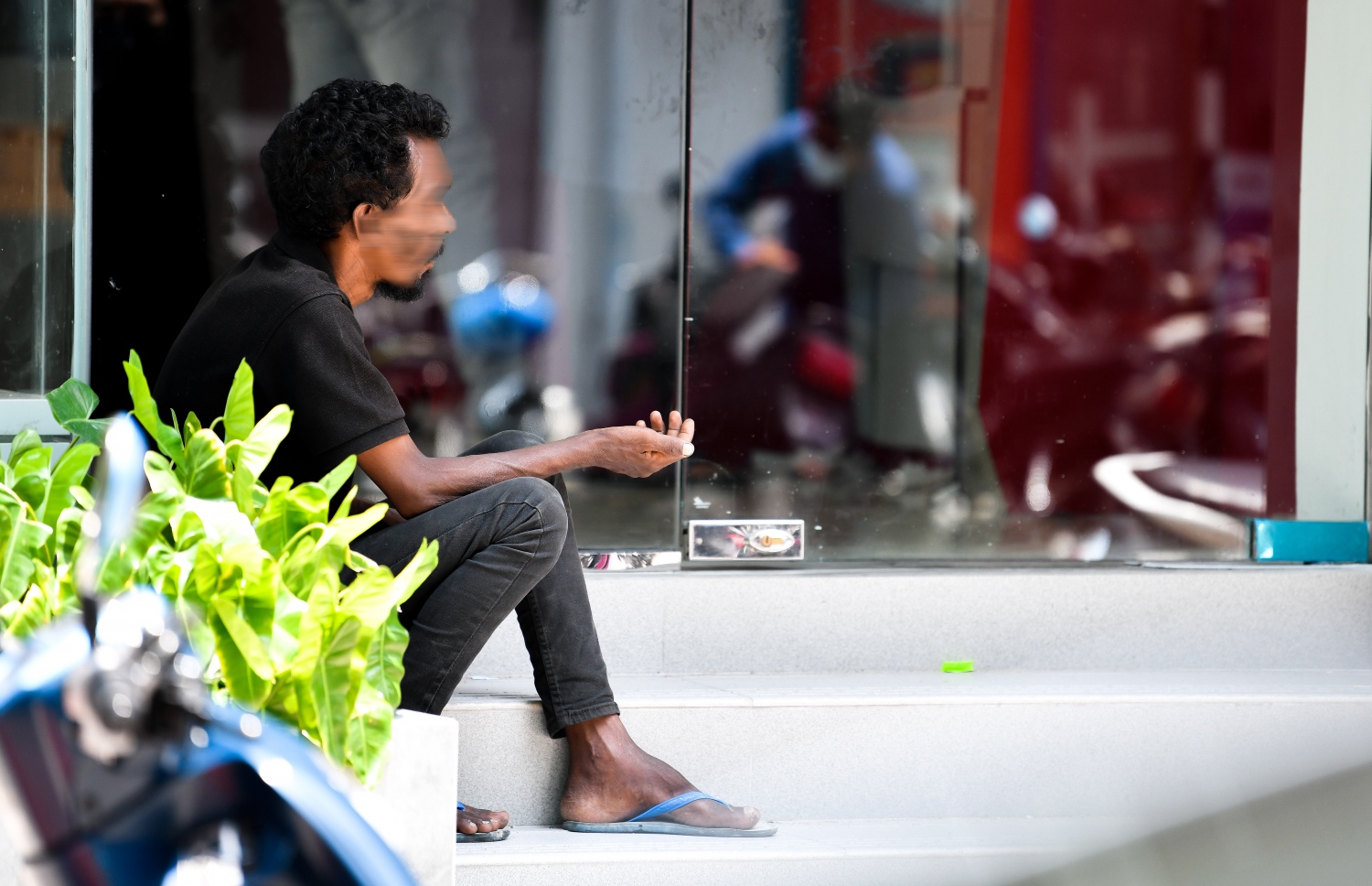 ސިއްހަތު ސަލާމަތުން ތިބި އެތައް ބަޔަކު މަގުމަތިވެފައިވާ މައްސަލަ އަކީ ރާއްޖޭގައި ވަރަށް ބޮޑުވެފައިވާ މައްސަލަ އެކެވެ. ހާއްސަކޮށް ޖަލުތައް ފުރިގެން، ކުދިކުދި ކުށްތަކުގައި ޖަލުގައި ތިބި މީހުން ދޫކޮށްލަން ފެށުމާ އެކު އޭގެ އުނދަގޫ ފޯރަނީ އާންމުންނަށެވެ. އޭގެ ތެރެއިން ގިނަ މީހުން ޖަލުން ނުކުންނަ އިރު ވެސް ތިބެނީ މުޖުތަމައަށް ނުކުމެވޭ ވަރުގެ ހާލަތެއްގައެއް ނޫނެވެ. އަޅާލާނެ ބަޔަކު ނެތެވެ. އެ މީހުން ބުނާގޮތުގައި ދެން އޮތީ މަގުމައްޗެވެ.