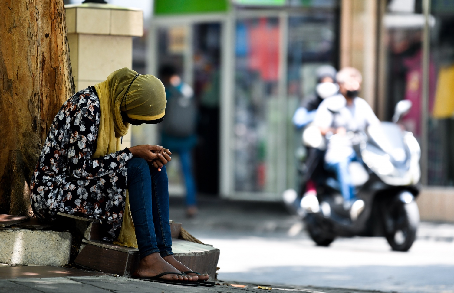 މާލޭގައި ސަލާން ޖަހަނީ ވަކި ޒުވާނުން އެކަންޏެއް ނޫނެވެ. އުމުރުން ދުވަސްވީ މީހުންް ވެސް އެކަމުގައި ހަރަކާތްތެރިވެ އެވެ. އާންމުން ތުހުމަތުކުރާ ގޮތުގައި އޭގެ ތެރެއިން ހަމަ ވަރަށް ގިނަ އަދަދެއްގެ މީހުންނަކީ ޑްރަގްސް ގަންނަން ފައިސާ ހޯދުމުގެ ބޭނުމުގައި ސަލާން ޖަހާ މީހުންނެވެ. އޭގެ ބައެއް ހަގީގަތްތައް ވެސް އެބަހުއްޓެވެ. ސަލާން ޖަހަން ނުކުންނަ އިރު ވެސް ބައެއް މީހުން ތިބެނީ "ވެއްޓިފަ" އެވެ. ދިއްކޮށްގެން އިންނަ އަތަށް ލާރިކޮޅު ދޭ އިރު ވެސް އޭނާ އަކަށް ނޭނގެ އެވެ.