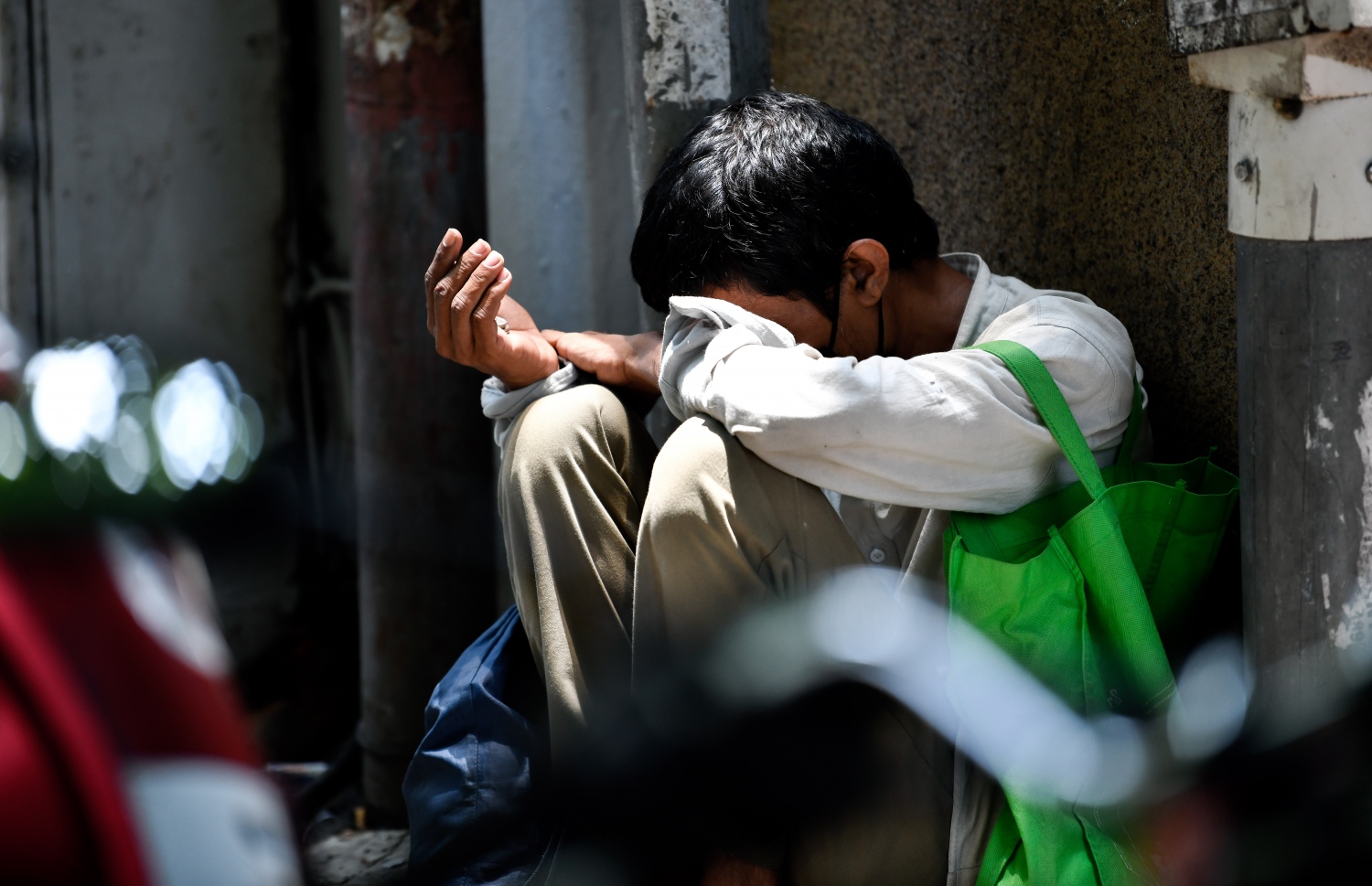 ޒުވާނުންގެ ބޮޑު އާބާދީއެއް ސަލާން ޖަހާތަން މީގެ ކުރިން ނުފެނުމަކީ އެކަށީގެންވާ ކަމެކެވެ. މި ޒުވާނާ އަކީ ވެސް "ހަމަ އެންމެ ބޭނުމެއްގައި ސަލާން ޖަހާ މީހެކެވެ". ކޮންމެ ދުވަހަކު ވެސް ތަފާތު ވާހަކައެކެވެ. އެކަމަކު، އެ ވާހަކަ އަށް ހަމްދަރުދީވެ، ހެޔޮ ނިޔަތެއްގައި އާންމުން ދޭ ފައިސާކޮޅު އޭނާ ގޮސް ހުސްކޮށްލަނީ އެހެން ބޭނުމެއްގަ އެވެ. އާންމުންނަށް ގިނަ ފަހަރު އޮންނަނީ ވާނުވަ ނޭނގިފަ އެވެ. ހަގީގަތް ގަބޫލުކުރަމާ ހިނގާށެވެ! ރައްކާތެރިވާށެވެ! މިގޮތަށް ތިބޭ ގިނަ މީހުންނަަށް ފައިސާ ދިނުމަށް ވުރެ ނުދިނުން ރަނގަޅެވެ.