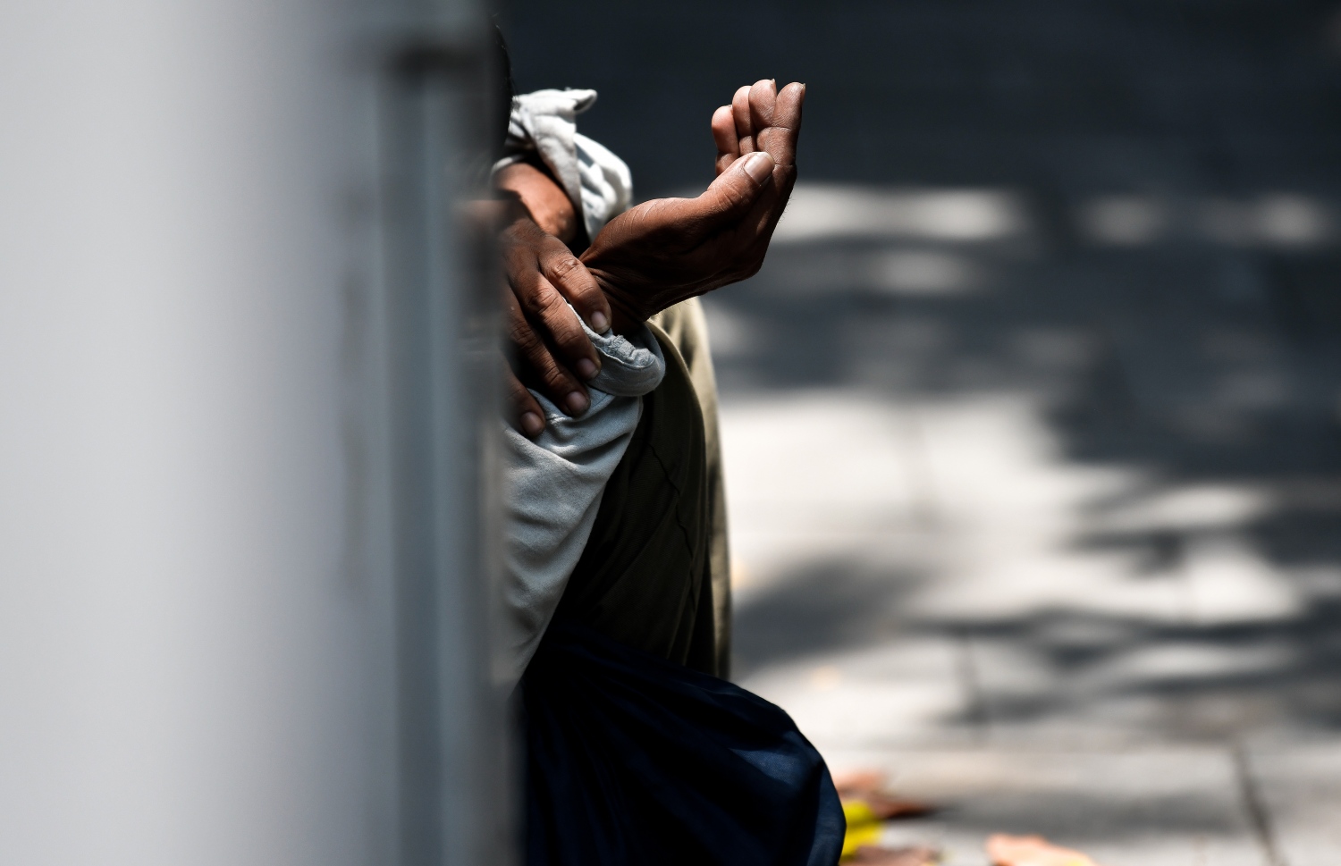 ގިނަ މީހުންގެ ވިސްނުން ބަދަލުވެއްޖެ އެވެ. އެހީ އަށް ދިއްކޮށްލާ އަތާ ދޭތެރޭ އެތައް ބަޔަކު މިހާރު ވަނީ ސުވާލު އުފެދިފަ އެވެ. އެއީ ހަމަ ހަގީގަތުގައި ވެސް އެހީ ބޭނުންވާ މީހެއްތޯ، އާންމުންގެ ތެރެއިން އެތައް ބަޔަކު މިހާރު ޝައްކު އުފައްދަ އެވެ. ބޭސް ސިޓީ ދެއްކިޔަސް، ބޭސް ލިބޭނެކަން މިހާރު ކަށަވަރެވެ. ސައިބޯން ލާރިއެއް ދޭށޭ ބުނާއިރަށް، ސައިބޯން ހިނގާށޭ ބުނެ އެވެ. އެހެންވެ ސަލާން ޖަހާ މީހުން ވެސް މިހާރު ވަނީ އެހެން އުކުޅުތައް ބޭނުން ކުރަން ފަށައިފަ އެވެ.