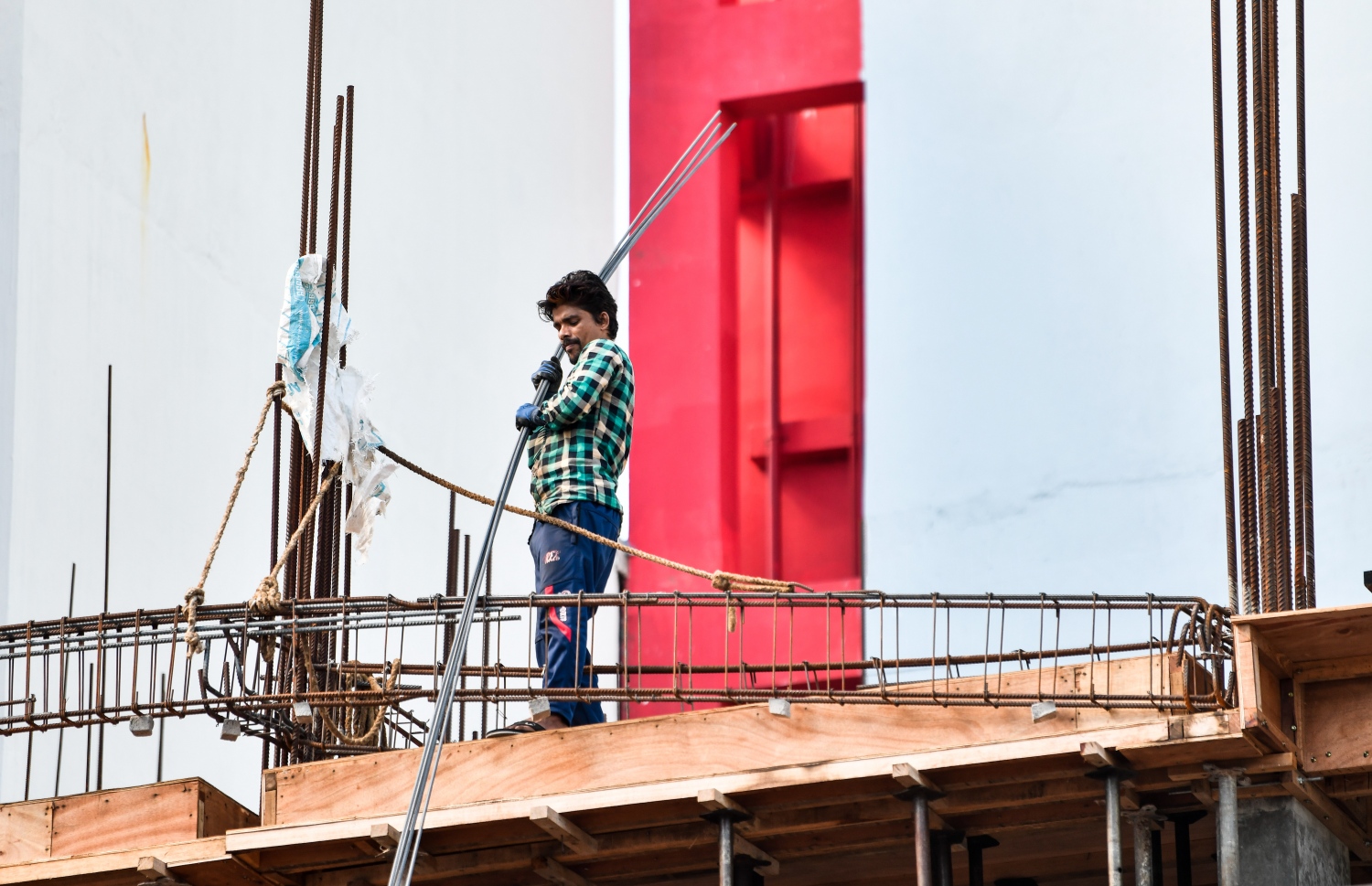 މާލޭގައި ހަދަމުންދާ އިމާރާތެއްގައި މަތިން މީހަކު ދަގަނޑުތަކެއް ތިރިކުރަނީ: އިމާރާތްކުރާ ސައިޓުތަކުގައި ރައްކާތެރިކަން ކުޑަވުމުގެ ކަންބޮޑުވުން އަބަދުވެސް އޮވޭ -- ފޮޓޯ: ފަޔާޒް މޫސާ | މިހާރު