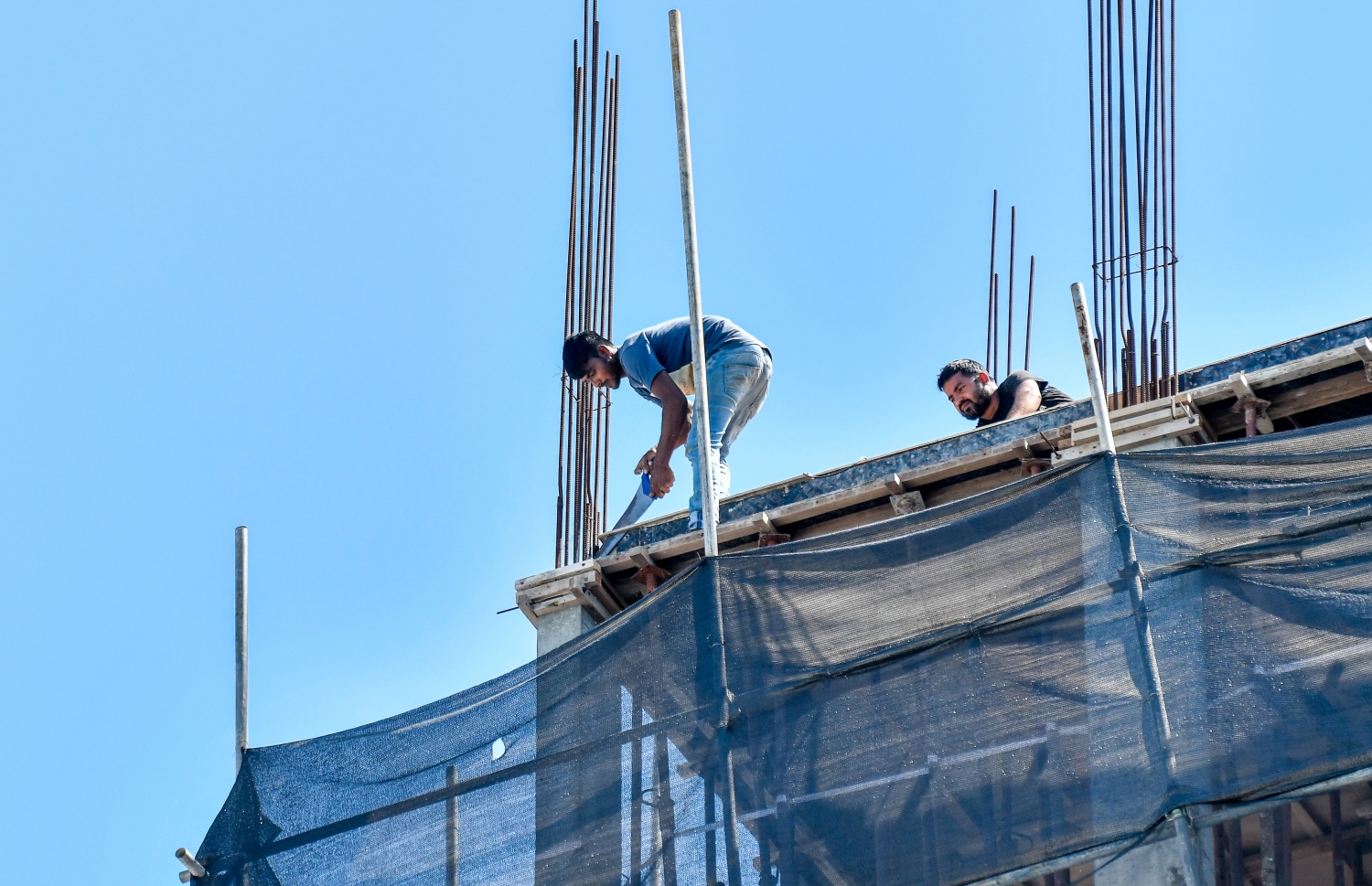 ރައްކާތެރިކަމުގެ އެއްވެސް ފިޔަވަޅެއް ނެތި މީހަކު އުސް އިމާރާތެއްގައި މަސައްކަތް ކުރަނީ: ދިހަ ބުރީގެ އެ އިމާރާތަށް އަރާ މަސައްކަތް އެ ކުރަނީ ބެލްޓެއް ވެސް ނާޅުވާ-- ފޮޓޯ: ފަޔާޒު މޫސާ/ މިހާރު