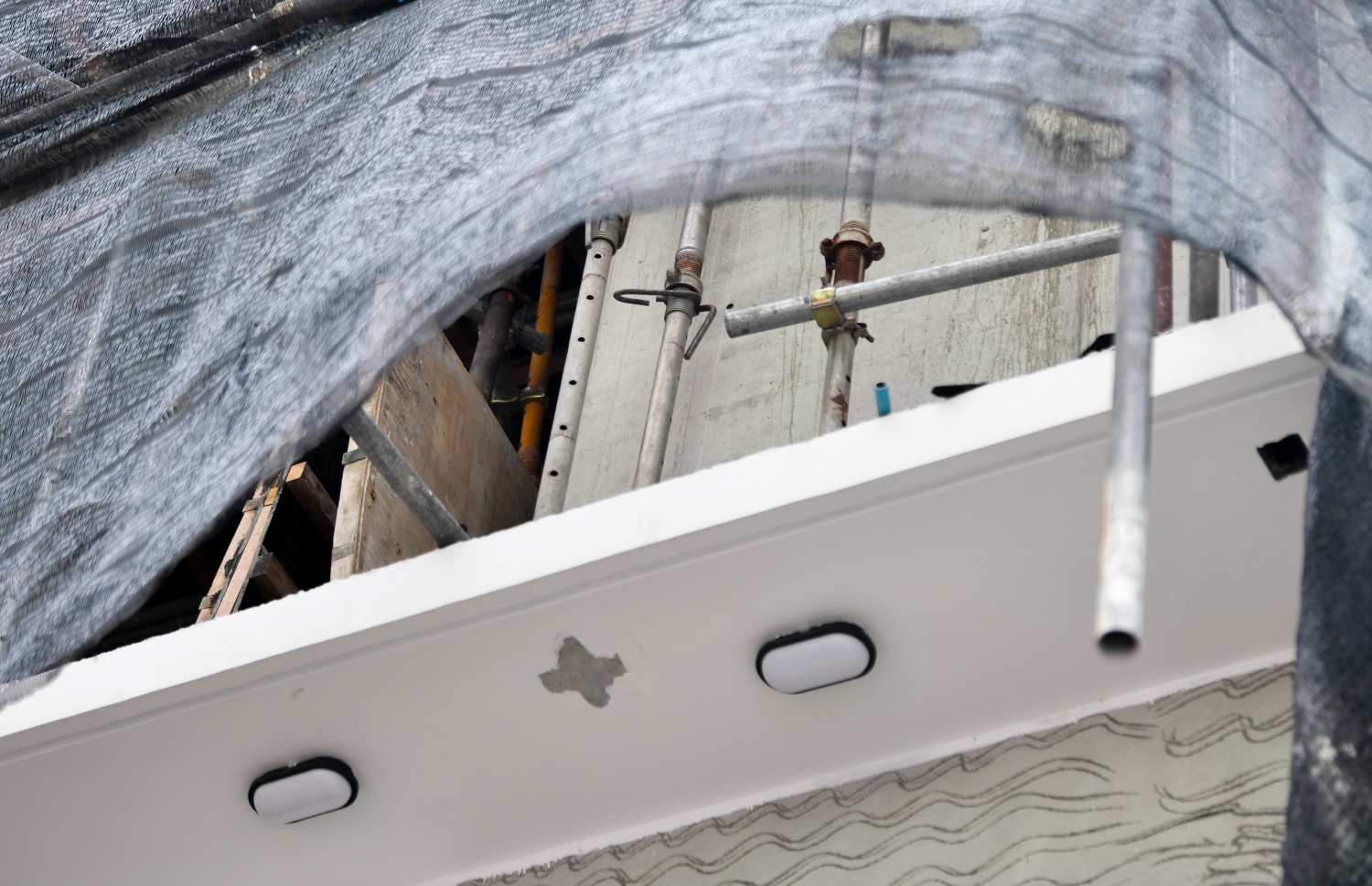 އިމާރާތެއްގެ މަސައްކަތް ކުރިއަށްދާއިރު ރައްކާތެރި ކަމަށް ދާގަނޑެއް ދަމާފައި-- އެކަމަކު އެތަން ހުރީ މަތިން މަގުމައްޗަށް ވެސް އެއްޗެހި ވެއްޓޭ ގޮތަށް-- ފޮޓޯ: ފަޔާޒު މޫސާ/ މިހާރު