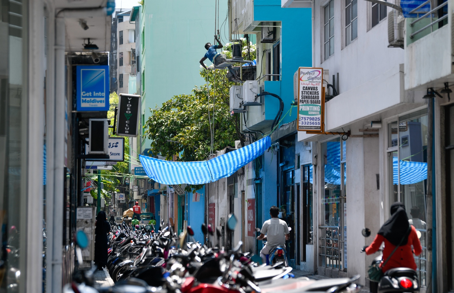 މާލޭގެ އިމާރާތެއްގެ މަސައްކަތް ކުރުމަށް އެ ސަރަހައްދުގައި ސަތަރިގަނޑެއް ދަމާފައި-- ފޮޓޯ؛ ފަޔާޒު މޫސާ/ މިހާރު