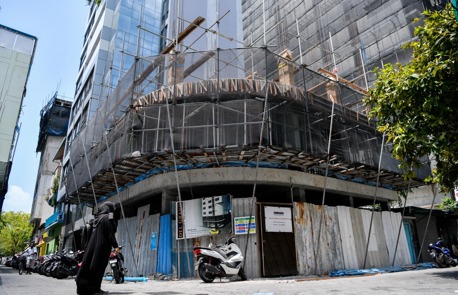 މާލޭގައި ހަދަމުންދާ އިމާރާތެއް: އިމާރާތްކުރާ ސައިޓުތަކުގައި ރައްކާތެރިކަން ކުޑަވުމުގެ ކަންބޮޑުވުން އަބަދުވެސް އޮވޭ -- ފޮޓޯ: ފަޔާޒް މޫސާ | މިހާރު