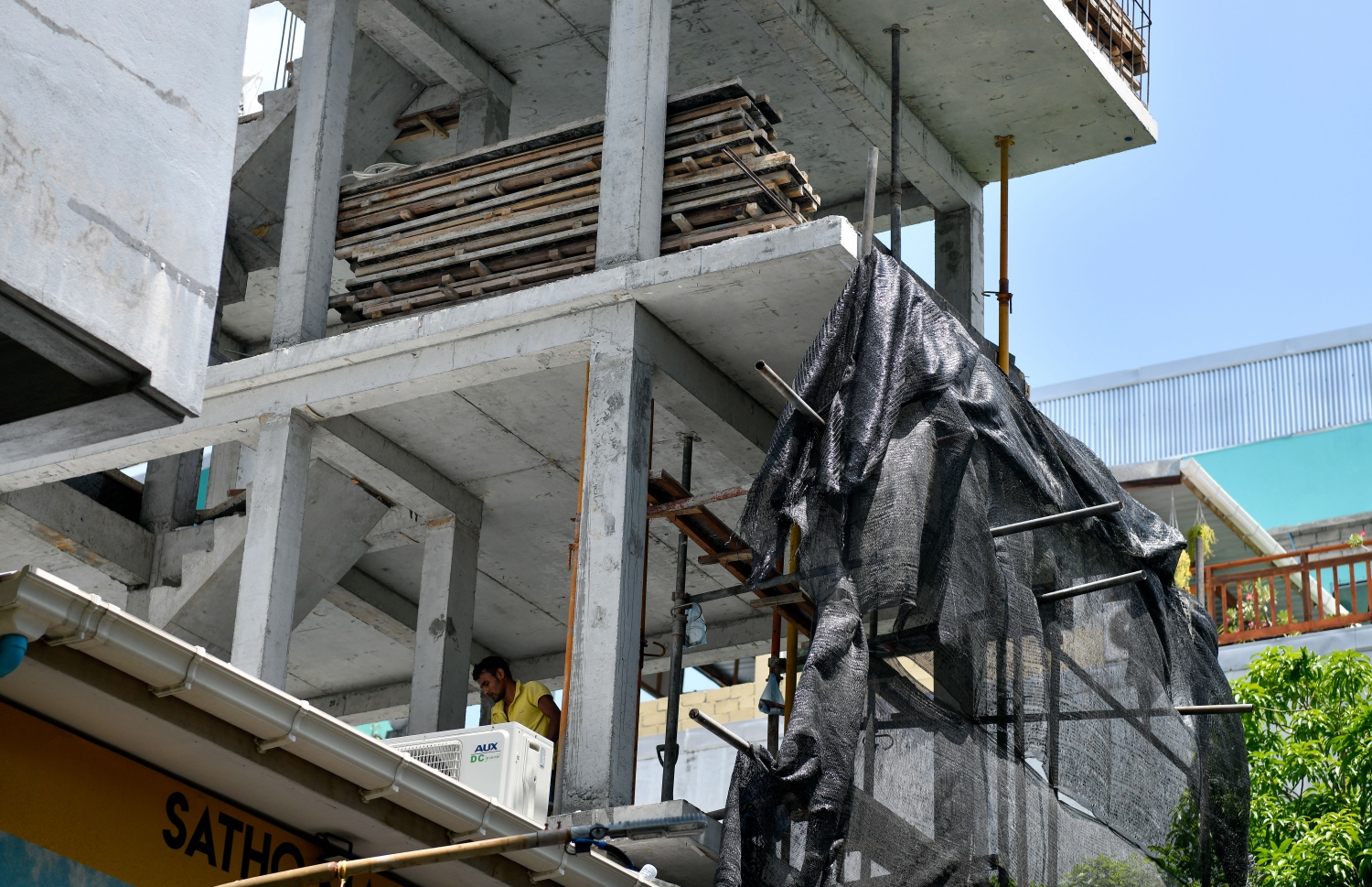 އިމާރާތެއްގައި އަޅާފައިވާ ދާގަނޑު ފޫގޮސްފައި-- ކޮންސްޓްރަކްޝަން ސައިޓްތަކަށް ގޮސް ބެލިއިރު އެކަހަލަ އެތައް ތަނެއް ފެނިފައިވޭ-- ފޮޓޯ: ފަޔާޒު މޫސާ/ މިހާރު