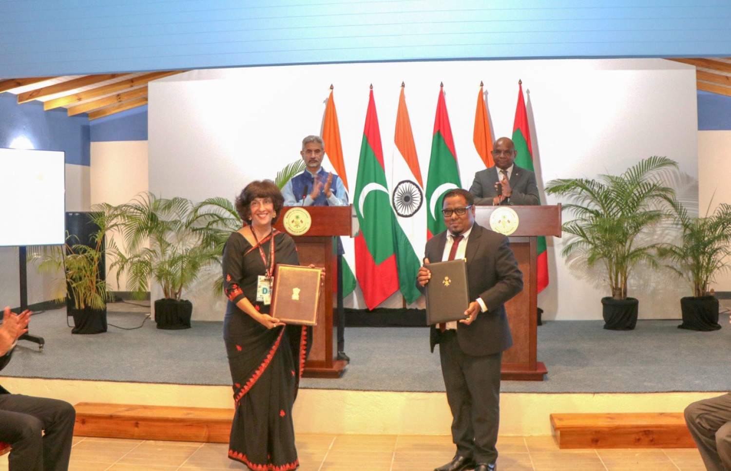 އިންޑިއާ އާއި ރާއްޖެއާ ދެމެދު އެއްބަސްވުމެއްގައި ސޮއިކުރުން-- ފޮޓޯ: ފޮރިން މިނިސްޓްރީ