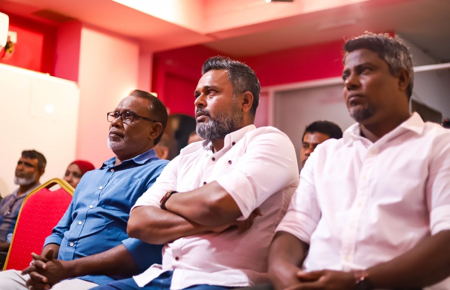 އިދިކޮޅުން ބޭއްވި ޖަލްސާގައި އިދިކޮޅު ޕީޕީއެމް/ ޕީއެންސީގެ އިސްވެރިން ބައިވެރިވެވަޑައިގަންނަވަނީ-- ފޮޓޯ: ޕީޕީއެމް