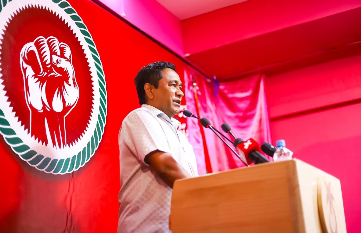 އިދިކޮޅުން މިރޭ ބޭއްވި ޖަގަހަ ޖަލްސާގައި ކުރީގެ ރައީސް އަބްދުﷲ ޔާމީން ވާހަކަ ދައްކަވަނީ-- ފޮޓޯ: ޕީޕީއެމް