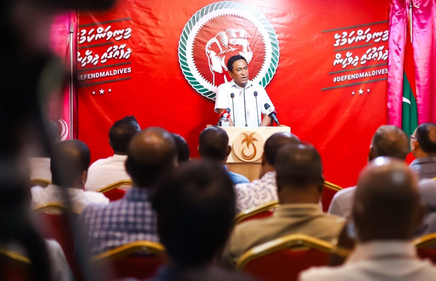 އިދިކޮޅުން ރޭ ބޭއްވި ޖަގަހަ ޖަލްސާގައި ކުރީގެ ރައީސް ރައީސް އަބްދުﷲ ޔާމީން ވާހަކަ ދައްކަވަނީ-- ފޮޓޯ: ޕީޕީއެމް