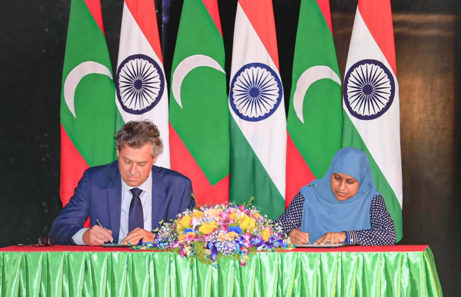 އައްޑޫގެ ބިން ހިއްކުމުގެ މަޝްރޫއު ނެދަލެންޑްސްގެ ވެން ޑޫ ކުންފުންޏަކާ ހަވާލުކުރުން: ޕްލޭނިން މިނިސްޓްރީގެ ފަރާތުން ސޮއިކުރެއްވި ޕާމަނަންޓް ސެކްރެޓަރީ ޒީނިޔާ އަހުމަދު ހަމީދު އާއި ވެން ޑޫގެ ފަރާތުން ސޮއިކުރެއްވި އެ ކުންފުނީގެ ޑިރެކްޓާ ޑްރެޖިން، ކޮނީލިއަސް އެޑްރިއާން ޑި ބްރުއިން.-- ފޮޓޯ: ޕްލޭނިން މިނިސްޓްރީ