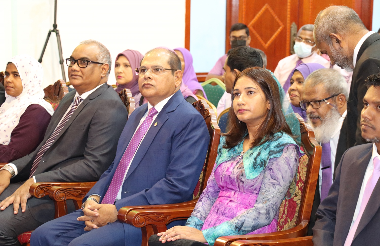 އަހުމަދިއްޔާ އިންޓަނޭޝަނަލް ސްކޫލުގެ، 2020 ވަނަ އަހަރުގެ އިނާމް ދިނުމުގެ ޖަލްސާގައި ބައިވެރިވެ ވަޑައިގެންނެވި ބައެއް ބޭފުޅުން -- ފޮޓޯ: އަހުމަދިއްޔާ