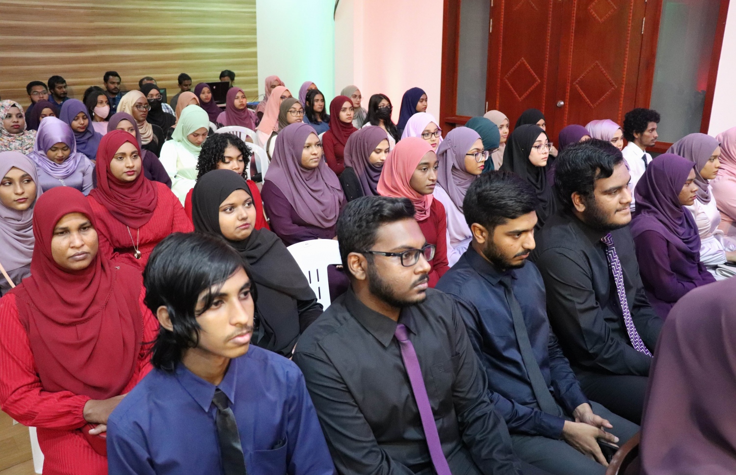 އަހުމަދިއްޔާ އިންޓަނޭޝަނަލް ސްކޫލުގެ، 2020 ވަނަ އަހަރުގެ އިނާމް ދިނުމުގެ ޖަލްސާގައި އެ ސްކޫލުގެ ކުރީގެ ދަރިވަރުން ބައިވެރިވަނީ -- ފޮޓޯ: އަހުމަދިއްޔާ