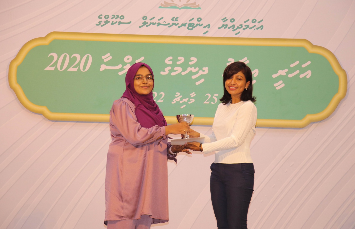 އަހްމަދިއްޔާ އިންޓަނޭޝަނަލް ސްކޫލުގެ އަހަރީ އިނާމު ދިނުމުގެ ޖަލްސާގައި އެސްކޫލުގެ ދަރިވަރަކަށް އެވޯޑު ހަވާލުކޮށްދެއްވަނީ --. ފޮޓޯތައް: އަހްމަދިއްޔާ ސްކޫލް