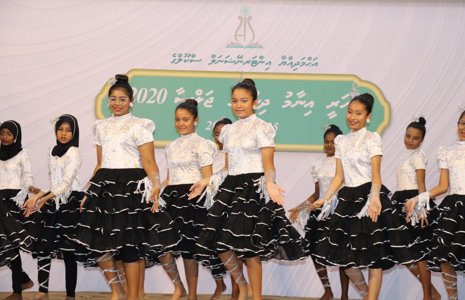 އަހްމަދިއްޔާ އިންޓަނޭޝަނަލް ސްކޫލުގެ އަހަރީ އިނާމު ދިނުމުގެ ޖަލްސާގައި އެސްކޫލުގެ ބައެއް ދަރިވަރުން މުނިފޫހިފިލުވުމުގެ އައިޓަމެއް ހުށަހަޅައިދެނީ--. ފޮޓޯތައް: އަހްމަދިއްޔާ ސްކޫލް