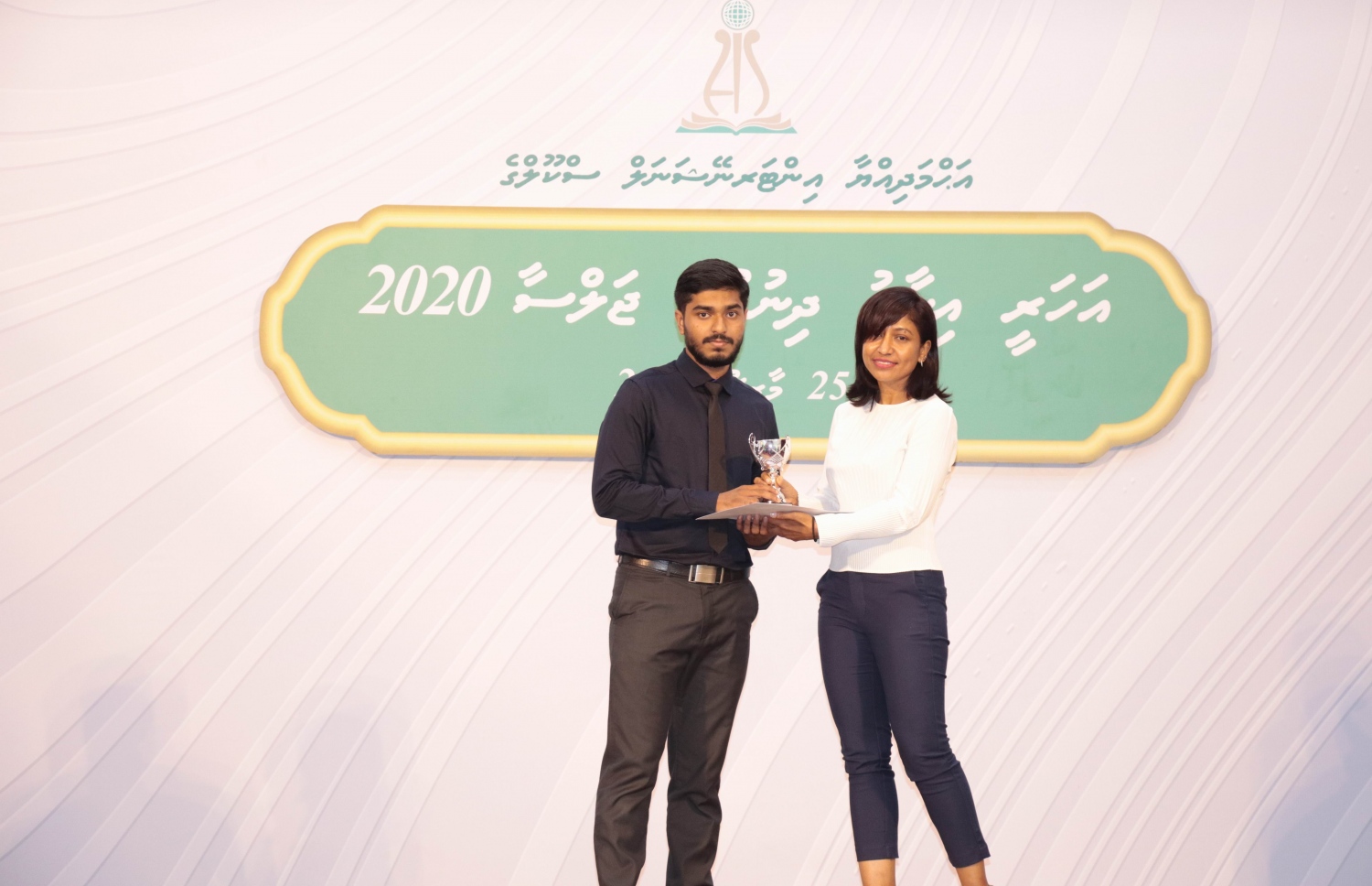 އަހްމަދިއްޔާ އިންޓަނޭޝަނަލް ސްކޫލުގެ އަހަރީ އިނާމު ދިނުމުގެ ޖަލްސާގައި އެސްކޫލުގެ ދަރިވަރަކަށް އެވޯޑު ހަވާލުކޮށްދެއްވަނީ --. ފޮޓޯތައް: އަހްމަދިއްޔާ ސްކޫލް