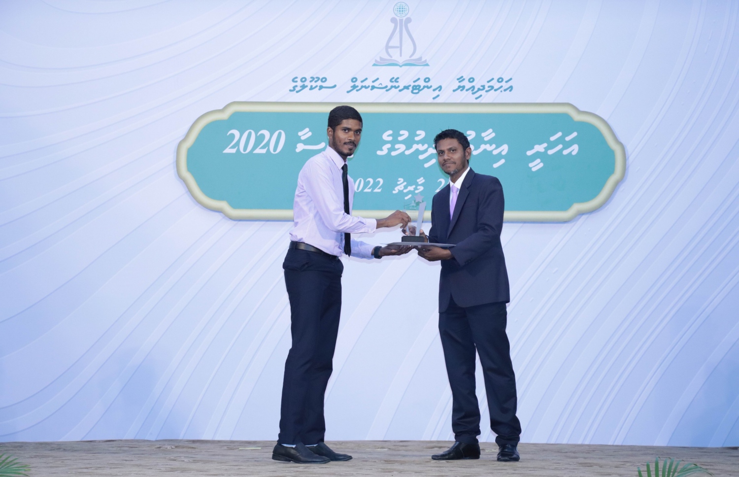 އަހްމަދިއްޔާ އިންޓަނޭޝަނަލް ސްކޫލުގެ އަހަރީ އިނާމު ދިނުމުގެ ޖަލްސާގައި އެސްކޫލުގެ ދަރިވަރަކަށް އެވޯޑު ހަވާލުކޮށްދެއްވަނީ --. ފޮޓޯތައް: އަހްމަދިއްޔާ ސްކޫލް