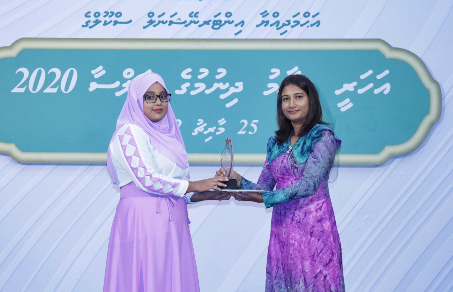 އަހްމަދިއްޔާ އިންޓަނޭޝަނަލް ސްކޫލުގެ އަހަރީ އިނާމު ދިނުމުގެ ޖަލްސާގައި އެސްކޫލުގެ ދަރިވަރަކަށް އެވޯޑު ހަވާލުކޮށްދެއްވަނީ --. ފޮޓޯތައް: އަހްމަދިއްޔާ ސްކޫލް