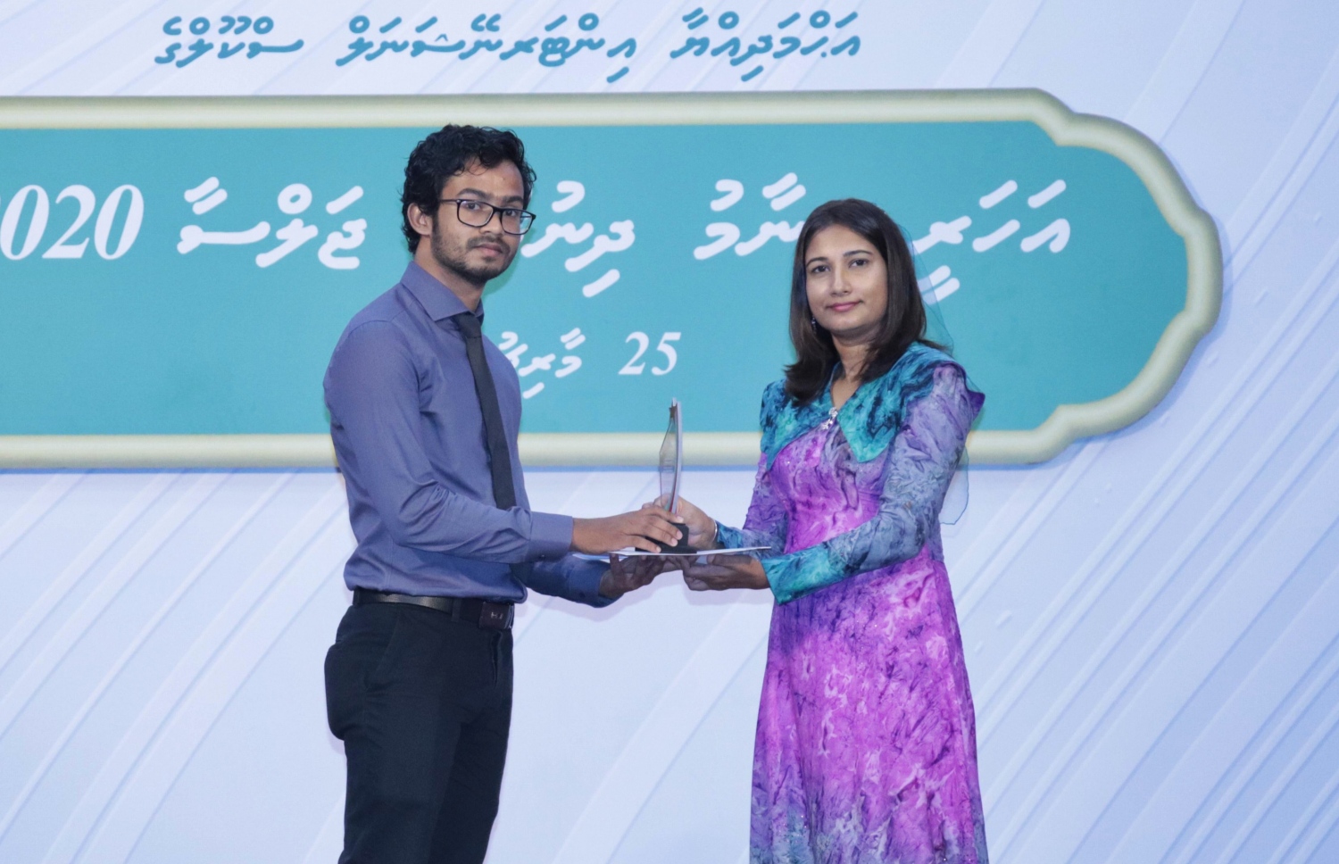 އަހްމަދިއްޔާ އިންޓަނޭޝަނަލް ސްކޫލުގެ އަހަރީ އިނާމު ދިނުމުގެ ޖަލްސާގައި އެސްކޫލުގެ ދަރިވަރަކަށް އެވޯޑު ހަވާލުކޮށްދެއްވަނީ --. ފޮޓޯތައް: އަހްމަދިއްޔާ ސްކޫލް