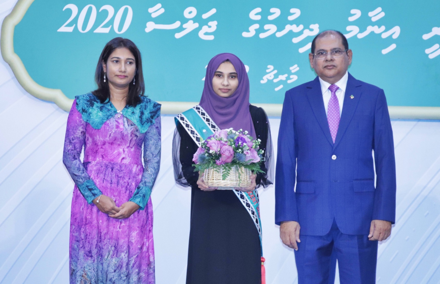 އަހުމަދިއްޔާ އިންޓަނޭޝަނަލް ސްކޫލުގެ، 2020 ވަނަ އަހަރު މަތީ ސާނަވީން އެންމެ މޮޅު ދަރިވަރު އައިޝަތު ރީޝާ (މ) އެވޯޑާ އެކު -- ފޮޓޯ: އަހުމަދިއްޔާ