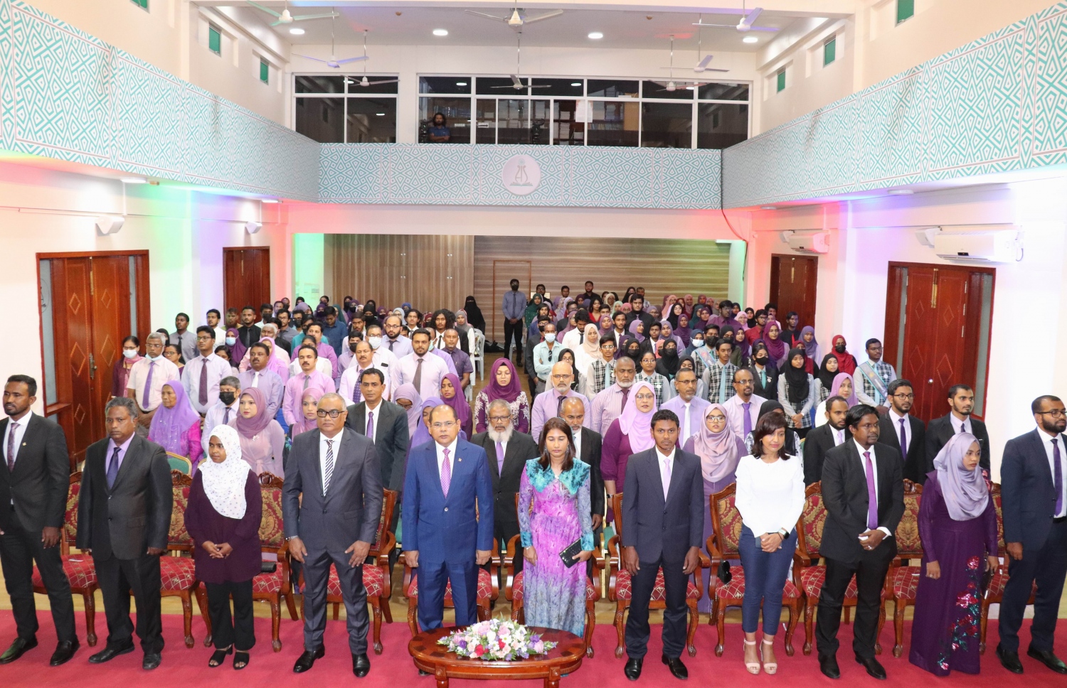 އަހްމަދިއްޔާ އިންޓަނޭޝަނަލް ސްކޫލުގެ އަހަރީ އިނާމު ދިނުމުގެ ޖަލްސާގައި އެ ސްކޫލުގެ އިސްވެރިންނާއި ދަރިވަރުން ބައިވެރިވަނީ--. ފޮޓޯތައް: އަހްމަދިއްޔާ ސްކޫލް